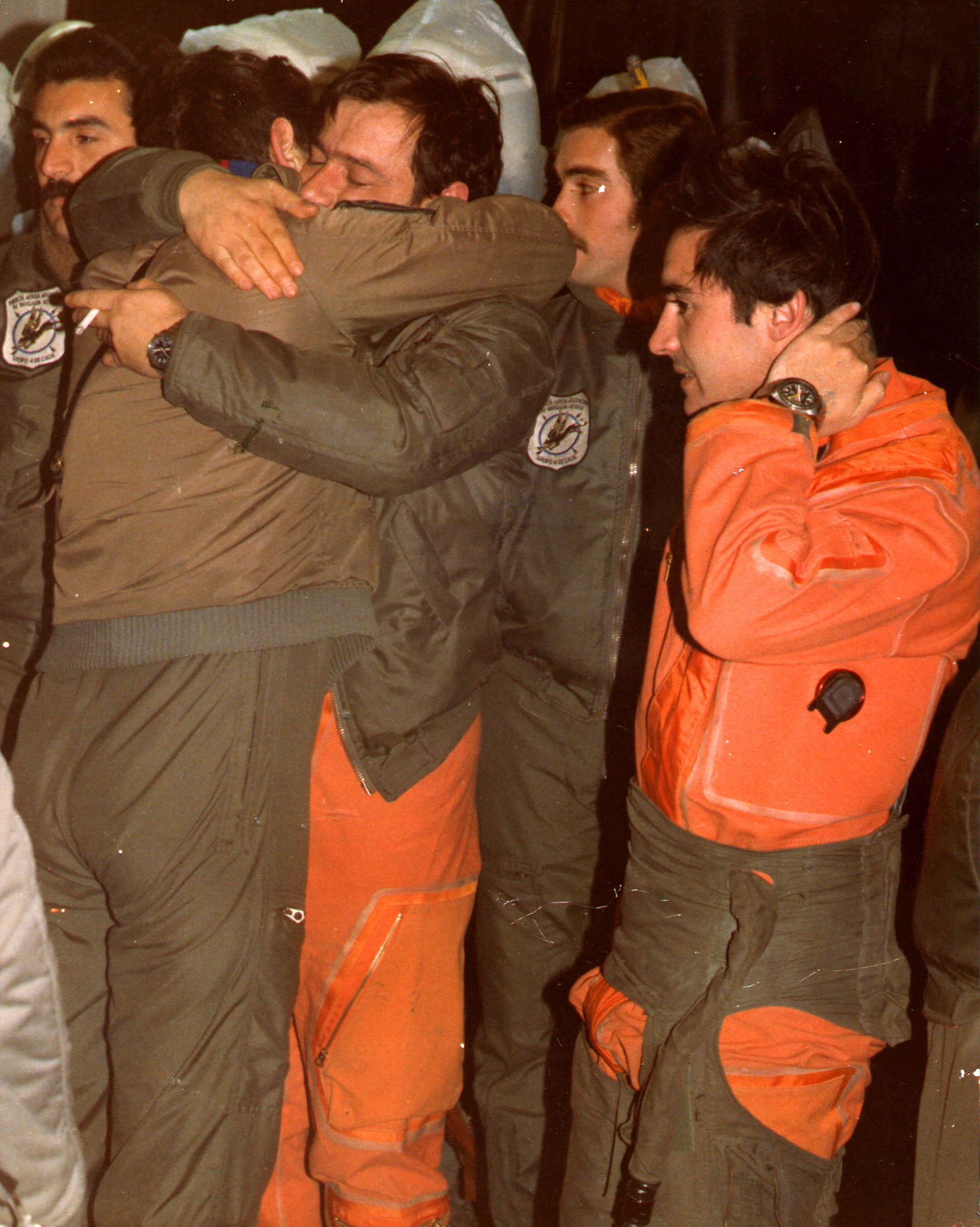 No hay consuelo. El abrazo fraternal entre los compañeros por la pérdida de dos héroes y mártires. Isaac, a la derecha, será inmediatamente conducido al interrogatorio de Inteligencia Militar.