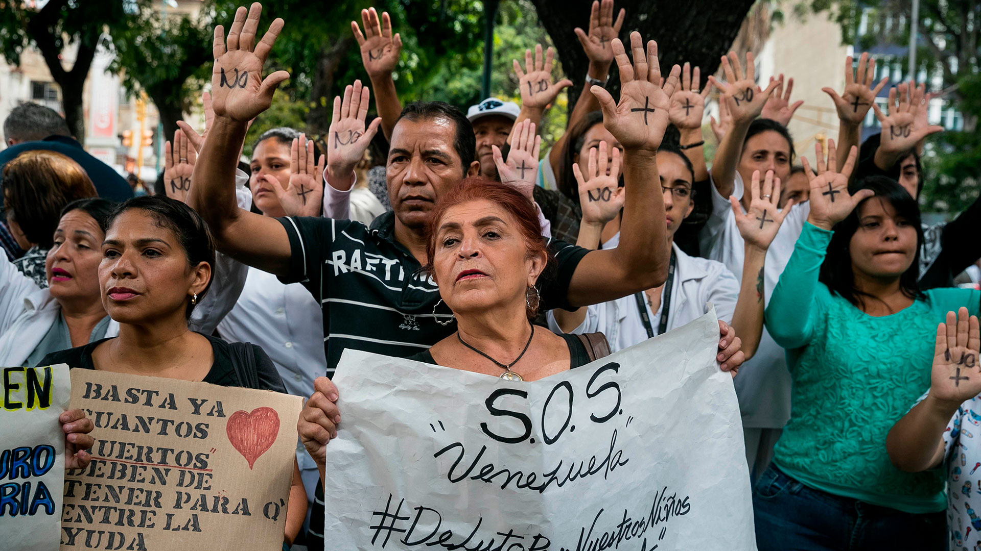 Un grupo de personas participó este lunes en una manifestación frente al Hospital de Niños José Manuel de los Ríos (Venezuela) (EFE)