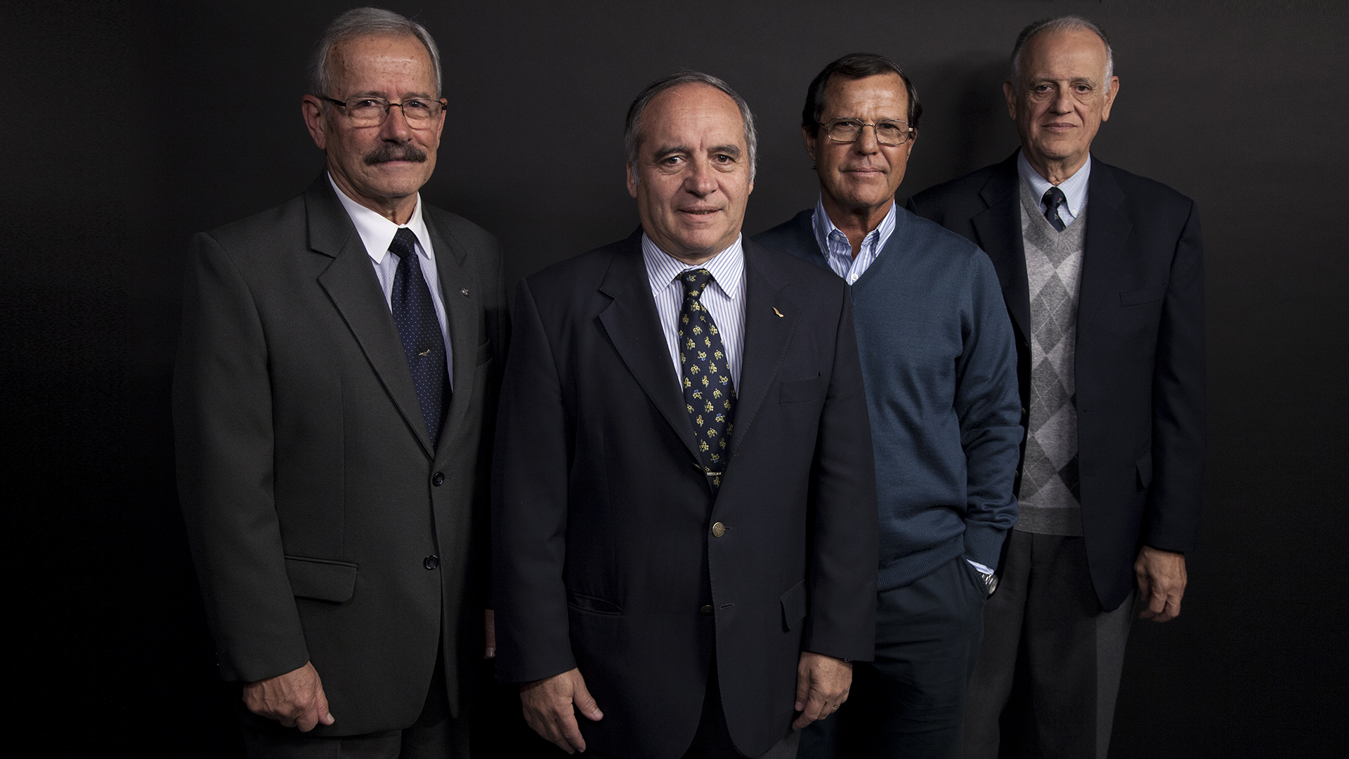 Los sobrevivientes del ataque conjunto del 30 de mayo en Malvinas: Ernesto Ureta y Gerardo Isaac y los pilotos de SUE Alejandro Francisco y Luis Collavino, por primera vez reunidos por un medio de prensa (Foto: Santiago Saferstein)
