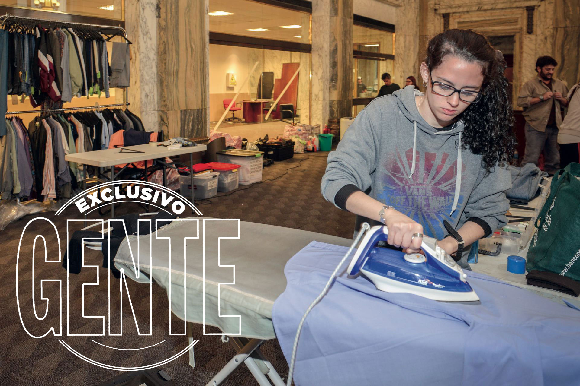 Para los atuendos, el área de vestuario acudió al estilo de ropa y a los colores que se usaba en aquel verano del ‘06.