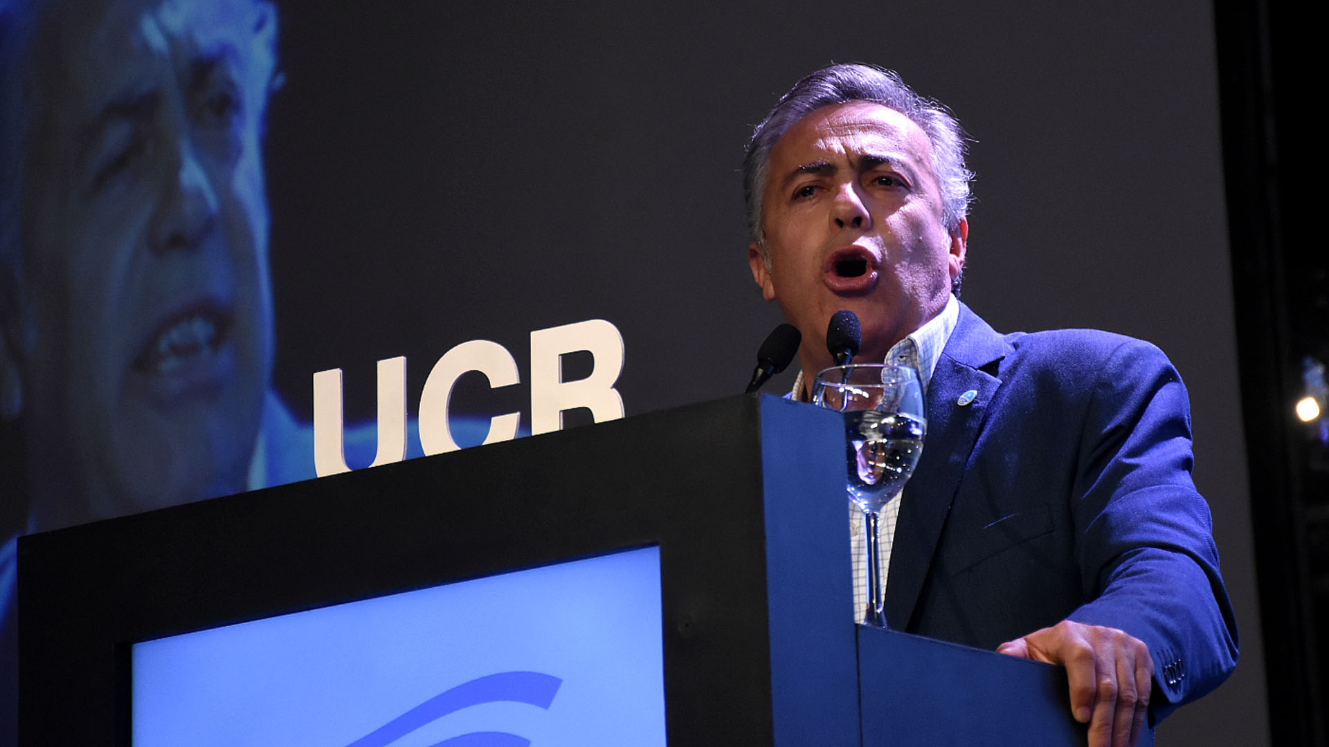 Alfredo Cornejo habló durante media hora en medio de insultos