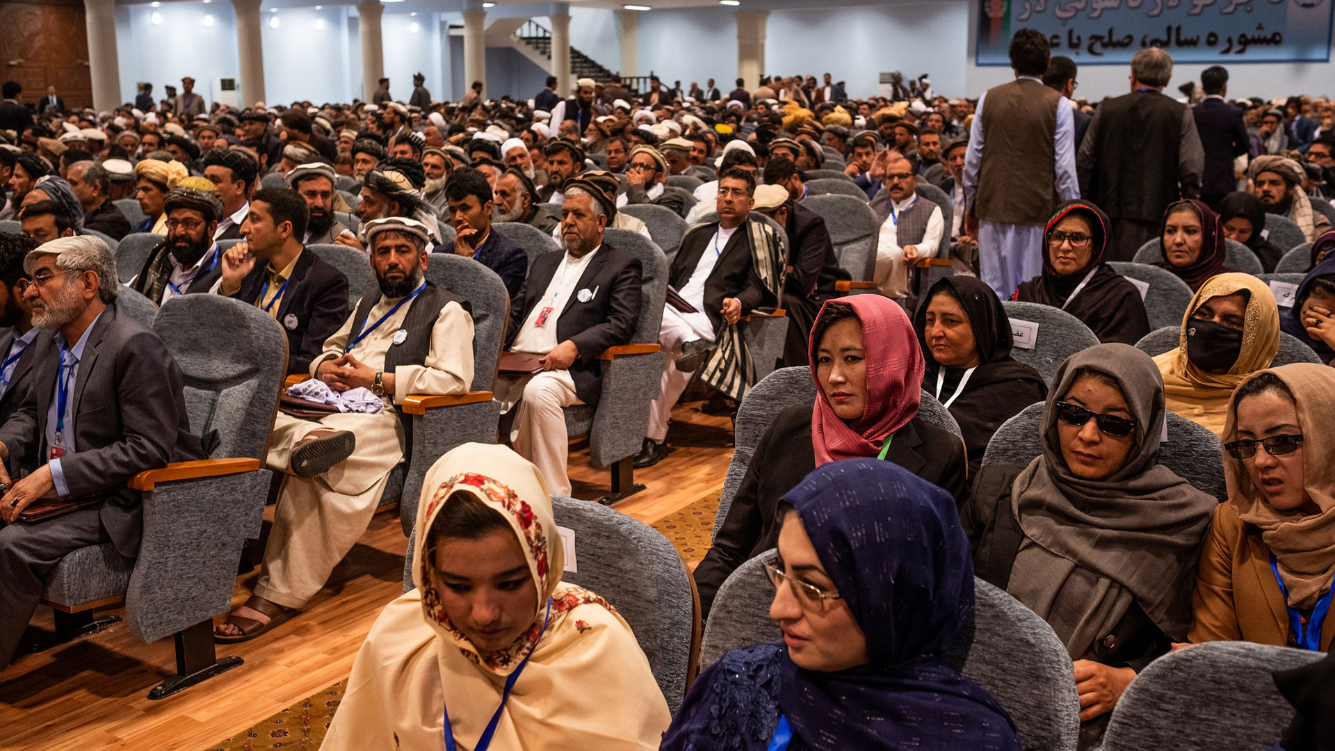 Delegadas mujeres durante la ceremonia de inauguración de la “Loya Jirga”, o Gran Asamblea, en Kabul en abril (Jim Huylebroek/The New York Times)