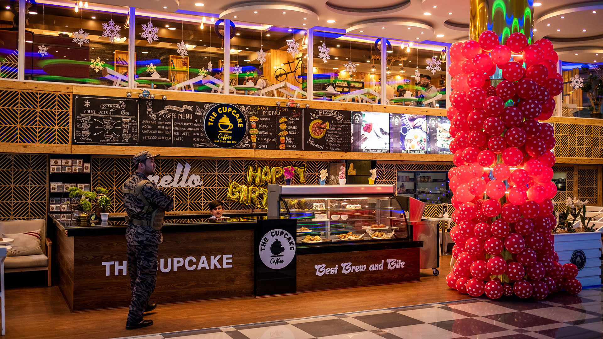 The Cupcake, una nueva cafetería frecuentada por mujeres y hombres en el centro de Kabul (Jim Huylebroek/The New York Times)