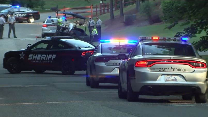 Las autoridades explicaron que los tres adultos y los dos niños de un año fueron expulsados del carrito de golf cuando impactó (Foto: captura de pantalla de ABC News)