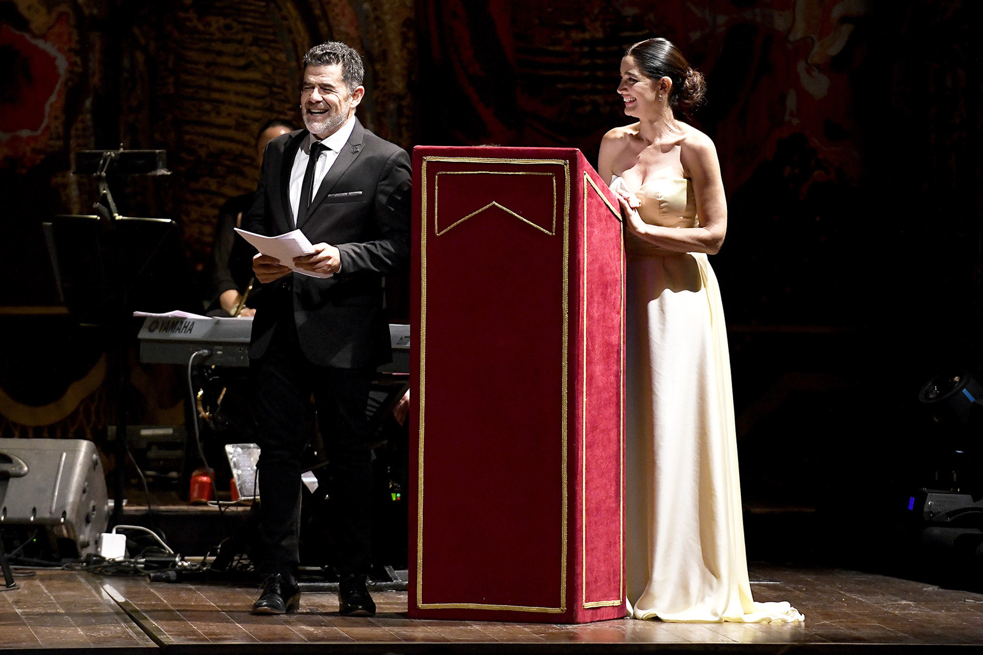 La conducción de la quinta gala solidaria estuvo a cargo de Julián Weich y Verónica Varano