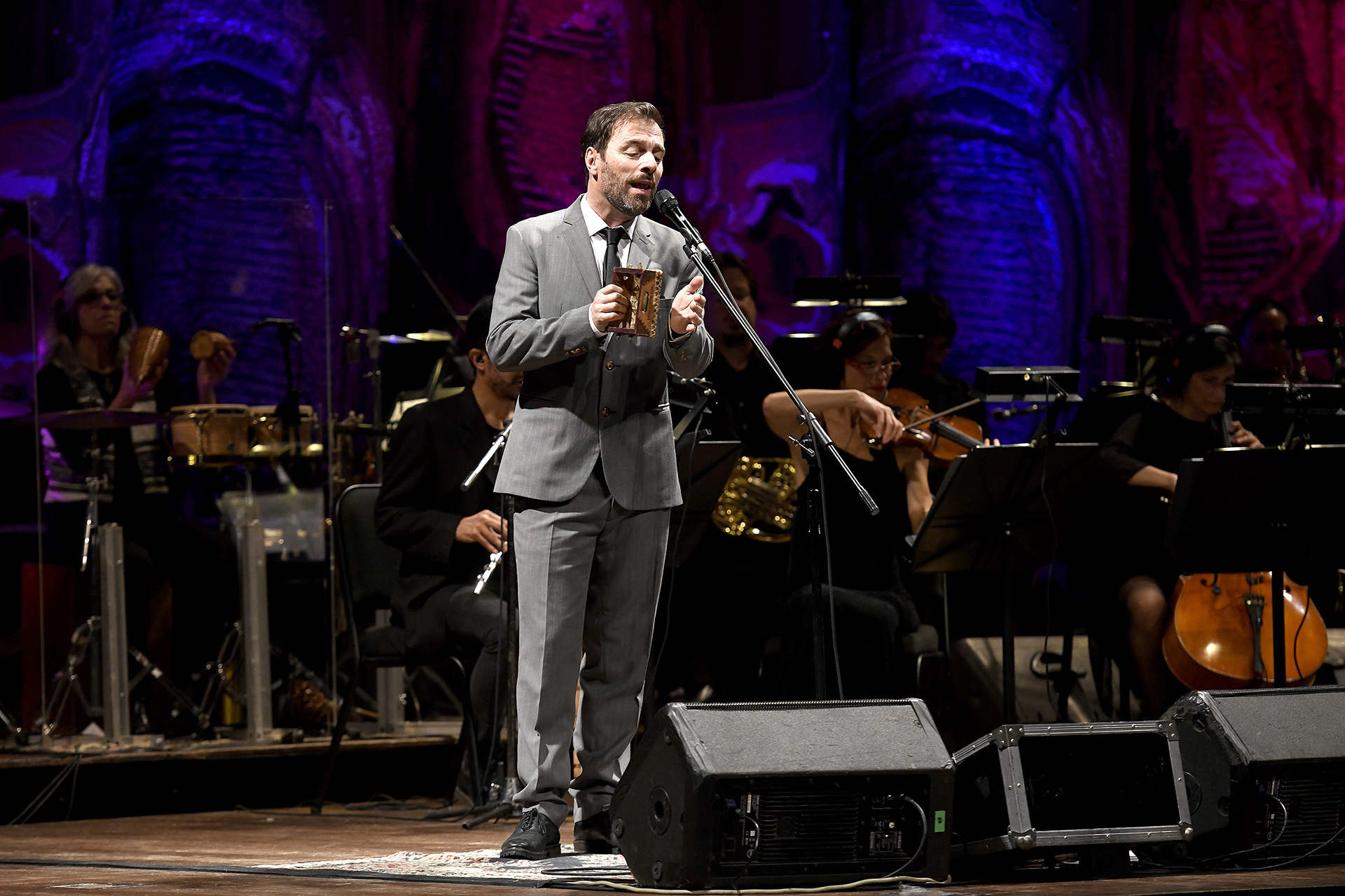Kevin Johansen sobre el escenario. A las 19 comenzó a llegar el público, para vivir una auténtica “Noche de película”, el lema bajo el cual grandes artistas interpretaron bandas de sonido de clásicos del cine: Nacha Guevara, Sandra Mihanovich, Ligia Piro, Alejandro Lerner y Kevin Johansen. La dirección artística y la producción musical estuvieron a cargo de Lito Vitale