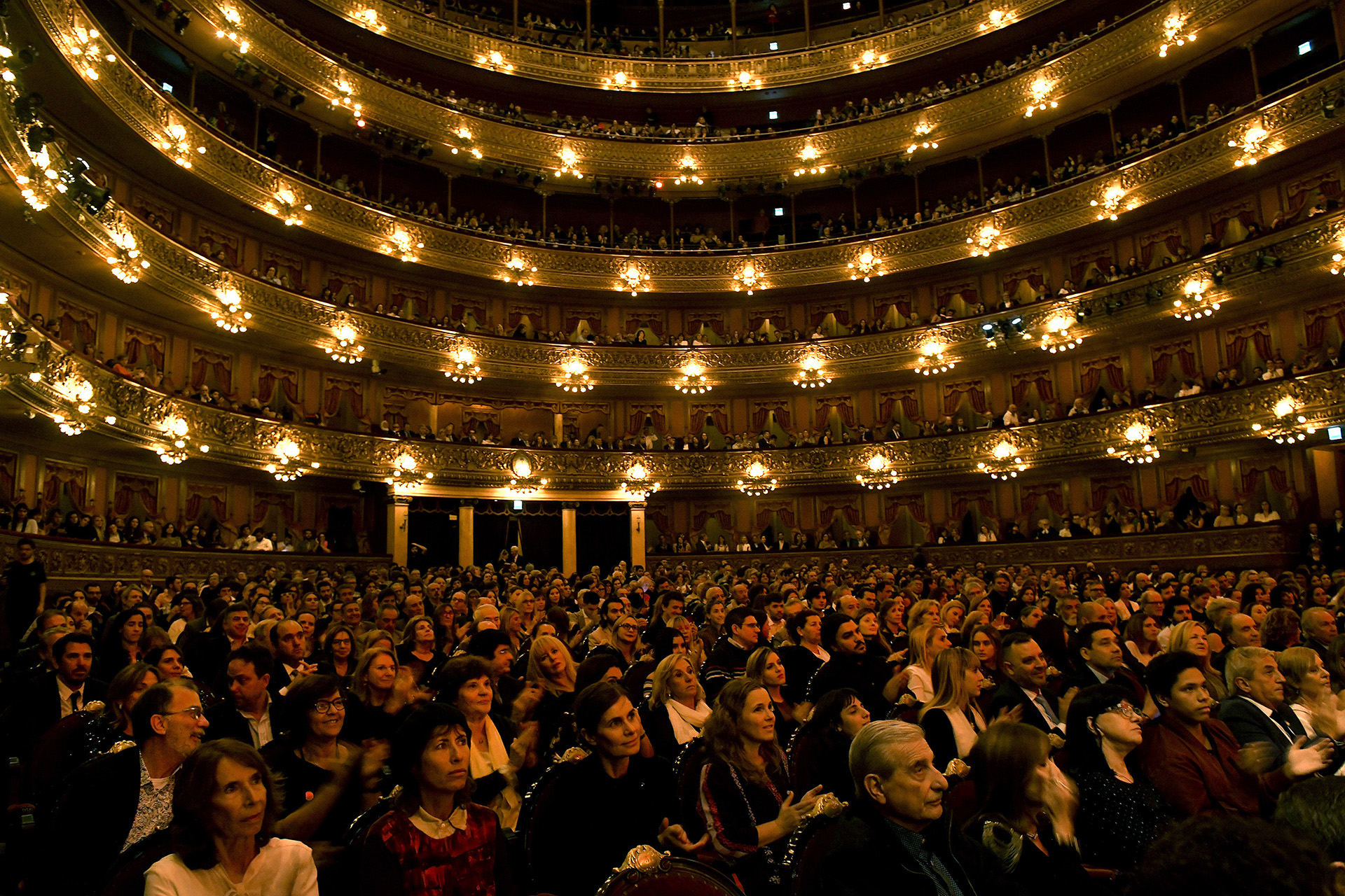 Más de 2500 personas se reunieron en el Teatro Colón, para celebrar la quinta Gala a Beneficio de la Cooperadora del Hospital de Niños Dr. Ricardo Gutiérrez