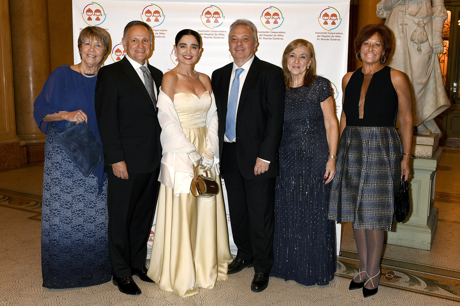Cristina Galoppo, directora médica del Hospital; Roberto Álvarez Roldán, tesorero de la Cooperadora; Verónica Varano, Carlos Peguet, vicepresidente de la Cooperadora; Alicia Garré, presidente de la Cooperadora; Endy Dain, del Comité de Recaudación