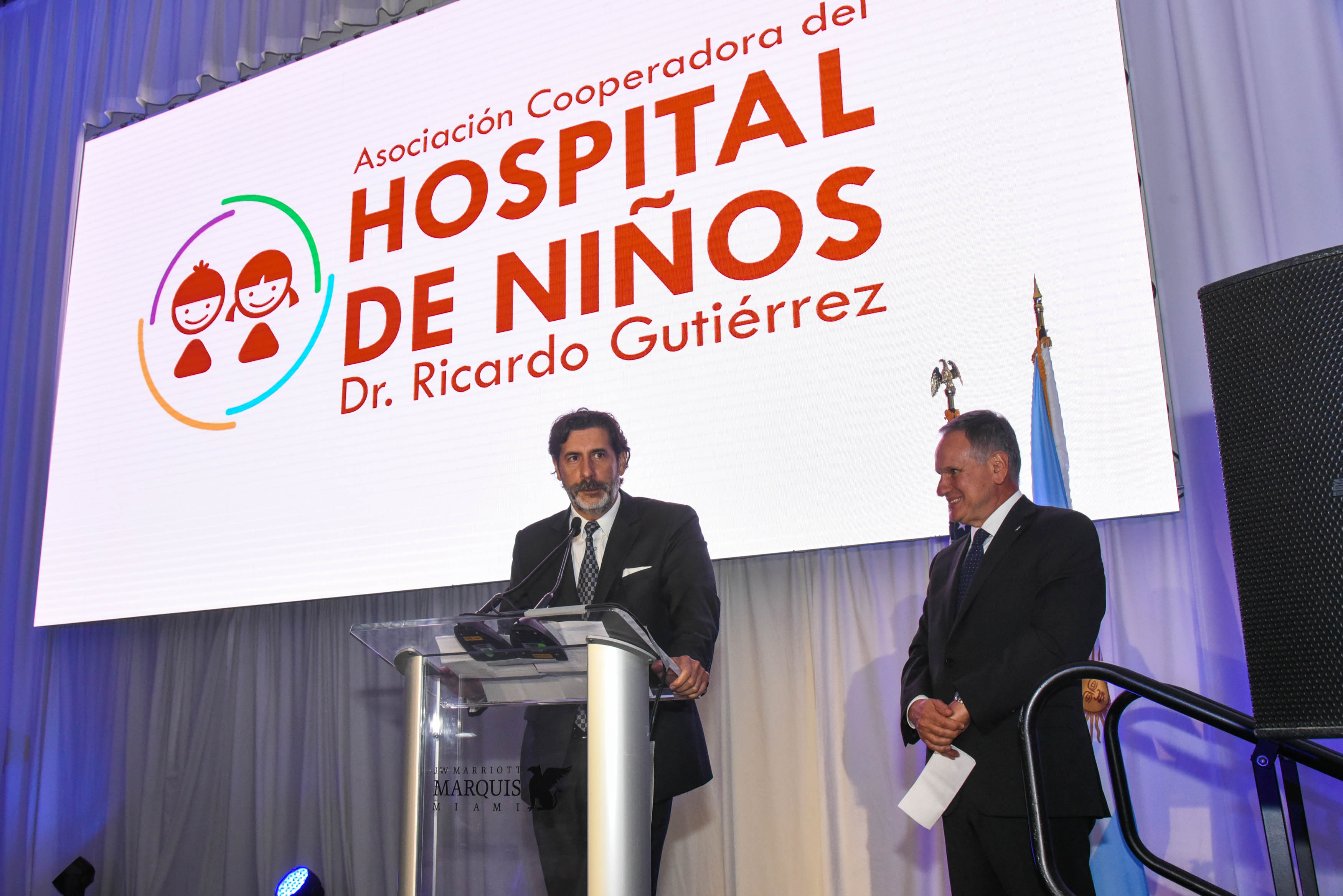 Roberto Macho, Presidente de la AACC y Roberto Alvarez Roldan, de la Cooperadora del Hospital de Niños