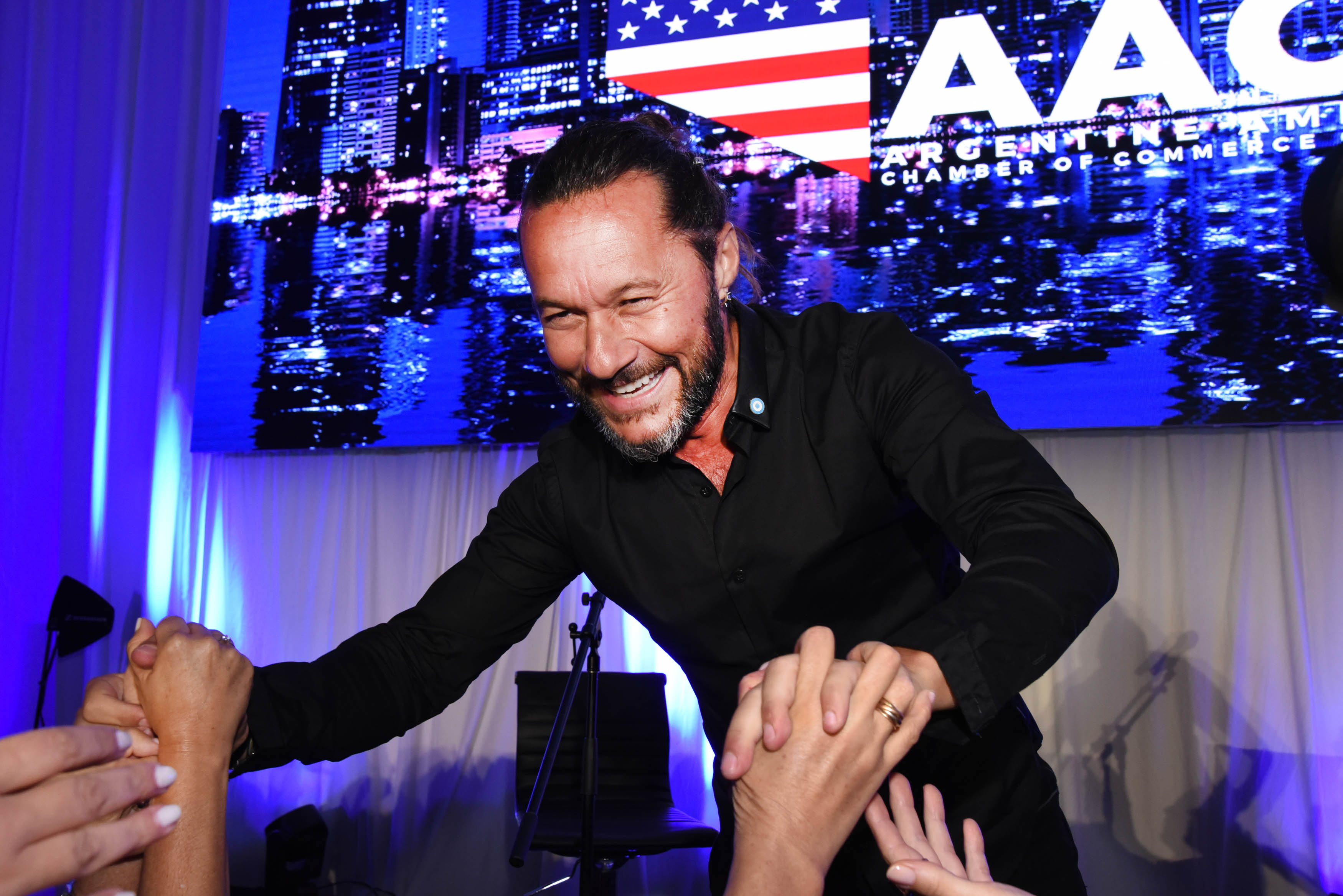 Diego Torres saludó a los presentes y se sacó fotos