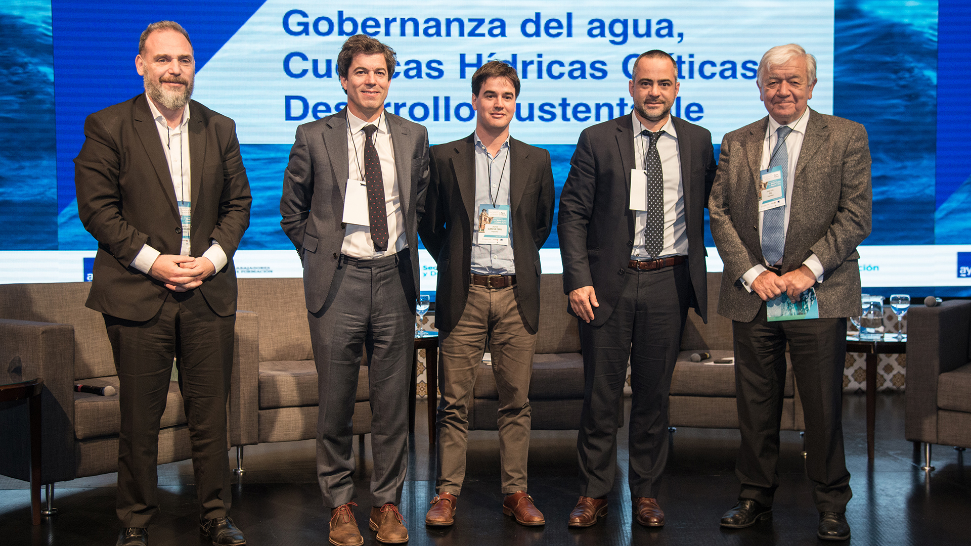 Pablo Bereciartua, secretario de Infraestructura y Política Hídrica; Javier García Espil, director de Gestión Ambiental del Agua y Ecosistemas Acuáticos; y Lucas Figueras, presidente de ACUMAR; y José Luis Gil, profesor de la Universidad de Cantabria y ex funcionario de España. Moderador, el diputado Marcelo Weschler. (ACUMAR)