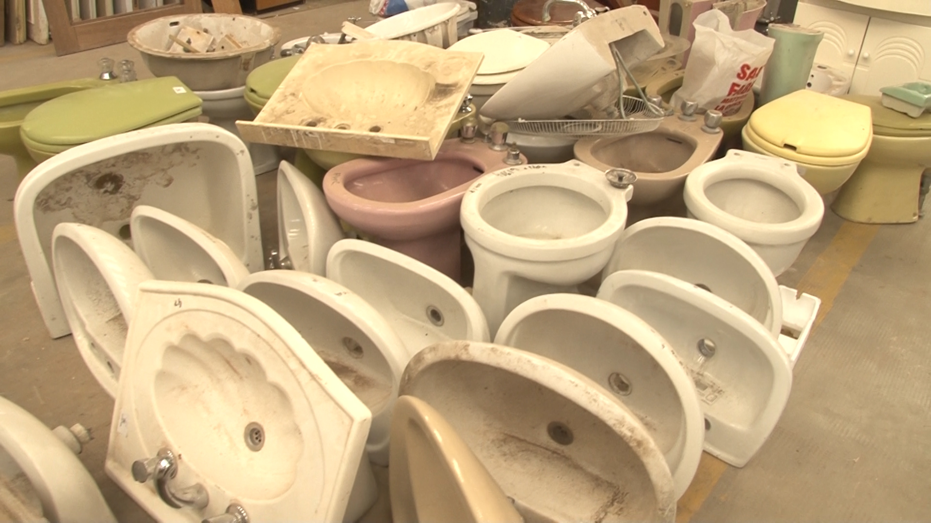 Bachas, inodoros y bidets, algunos de los materiales que se encuentran a la venta en la ONG