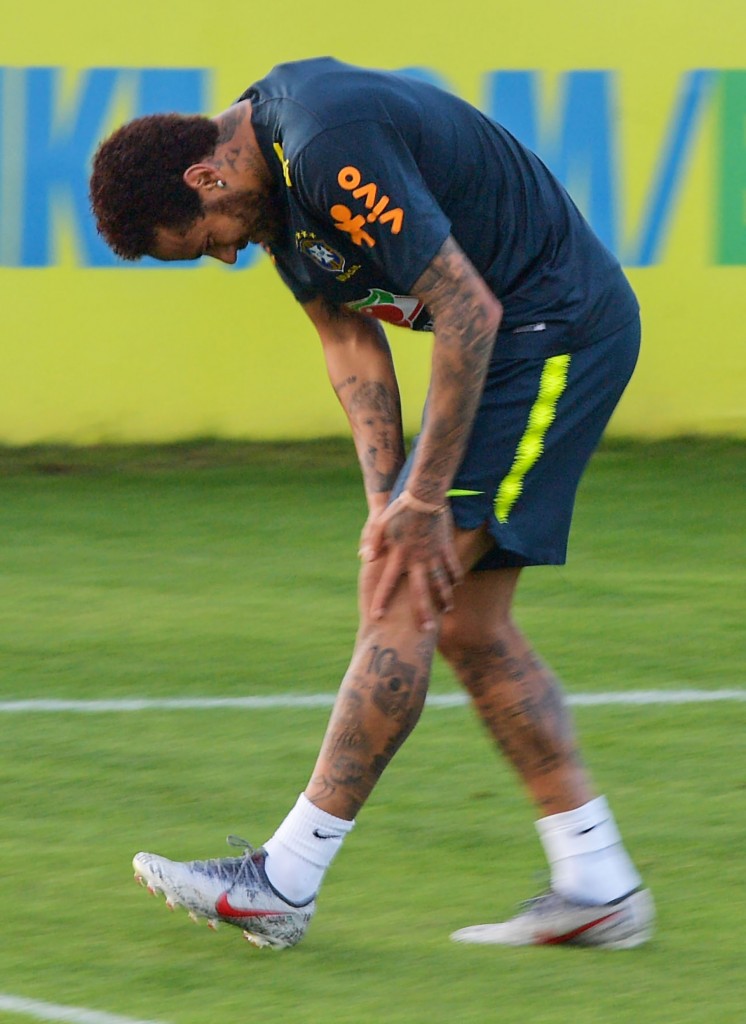 Brazil's footballer Neymar grabs his left knee during a training session of the national team at the Granja Comary sport complex in Teresopolis, Brazil, on May 28, 2019 ahead of the Copa America football tournament. (Photo by Carl DE SOUZA / AFP) /