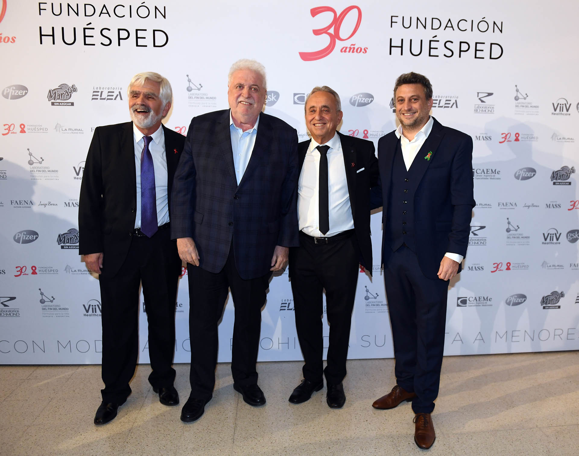 El ex ministro de Salud, Gines González García, junto a las autoridades de la Fundación Huésped