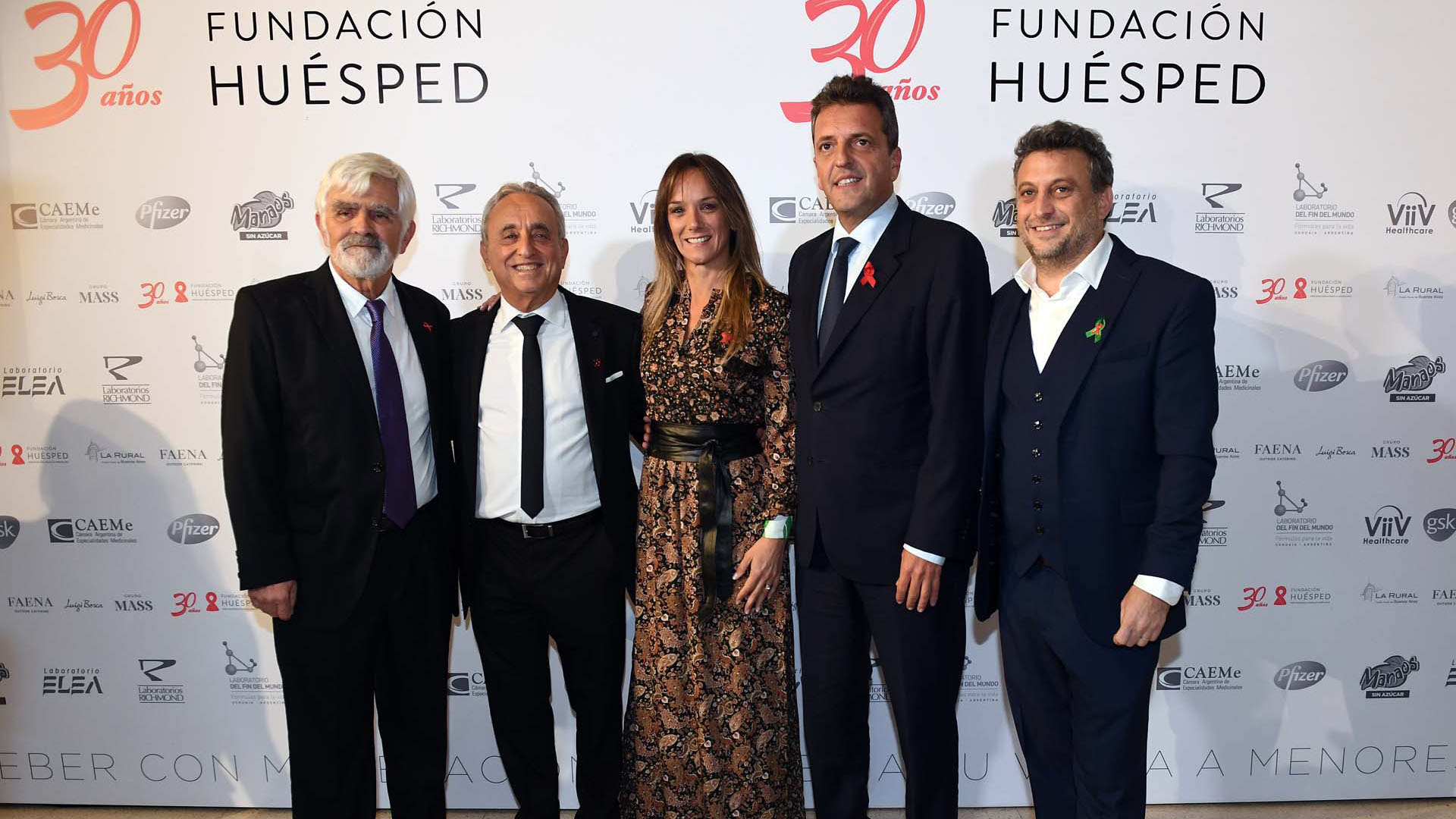El director científico de la Fundación Huésped, Pedro Cahn, junto a Leandro Cahn, director ejecutivo, reciben a Sergio Massa y Malena Galmarini