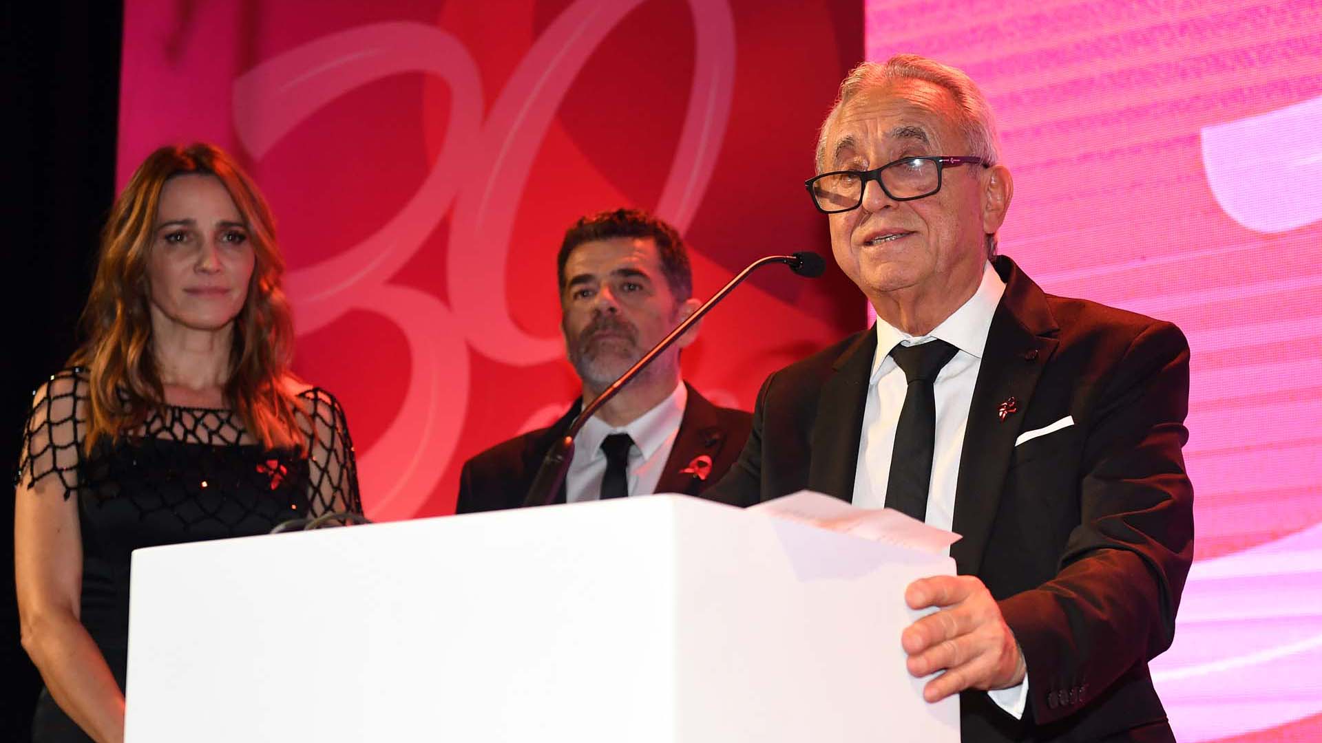 El director científico de la Fundación Huésped, Pedro Cahn, durante su discurso en la gran cena anual que se llevó a cabo en La Rural. Lo acompañan los conductores del evento, Verónica Lozano y Julián Weich