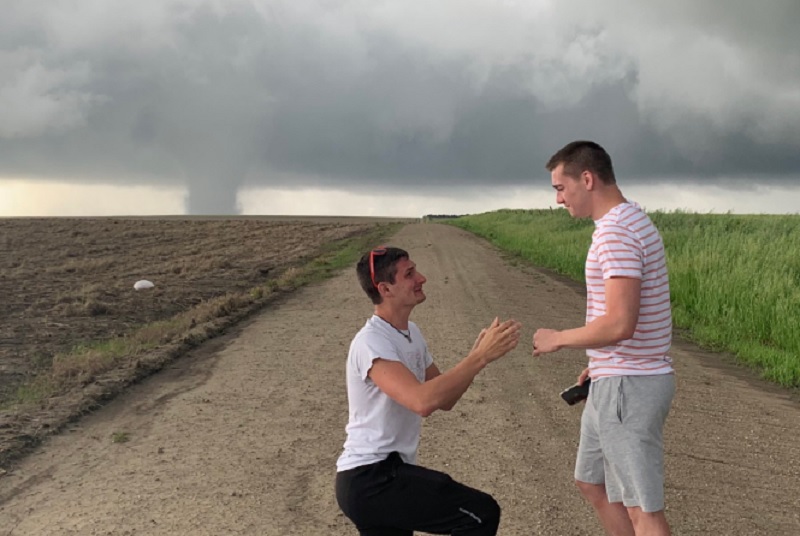 Joey Krastel, a la izquierda, pide matrimonio a su pareja, Chris Scott, junto a pocos kilómetros de un feroz tornado en Tipton (Foto: Twitter @NimbusStorms)