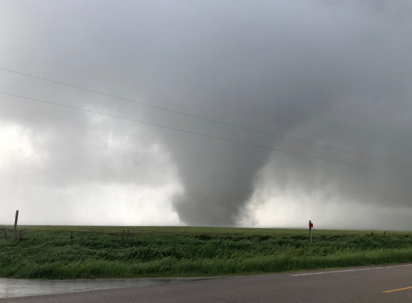 Según Krastel, en la foto no se aprecia lo cerca que estaban del tornado. Tras pedirle matrimonio a Christ, la pareja se acercó aún más (Foto: Twitter @NimbusStorms)