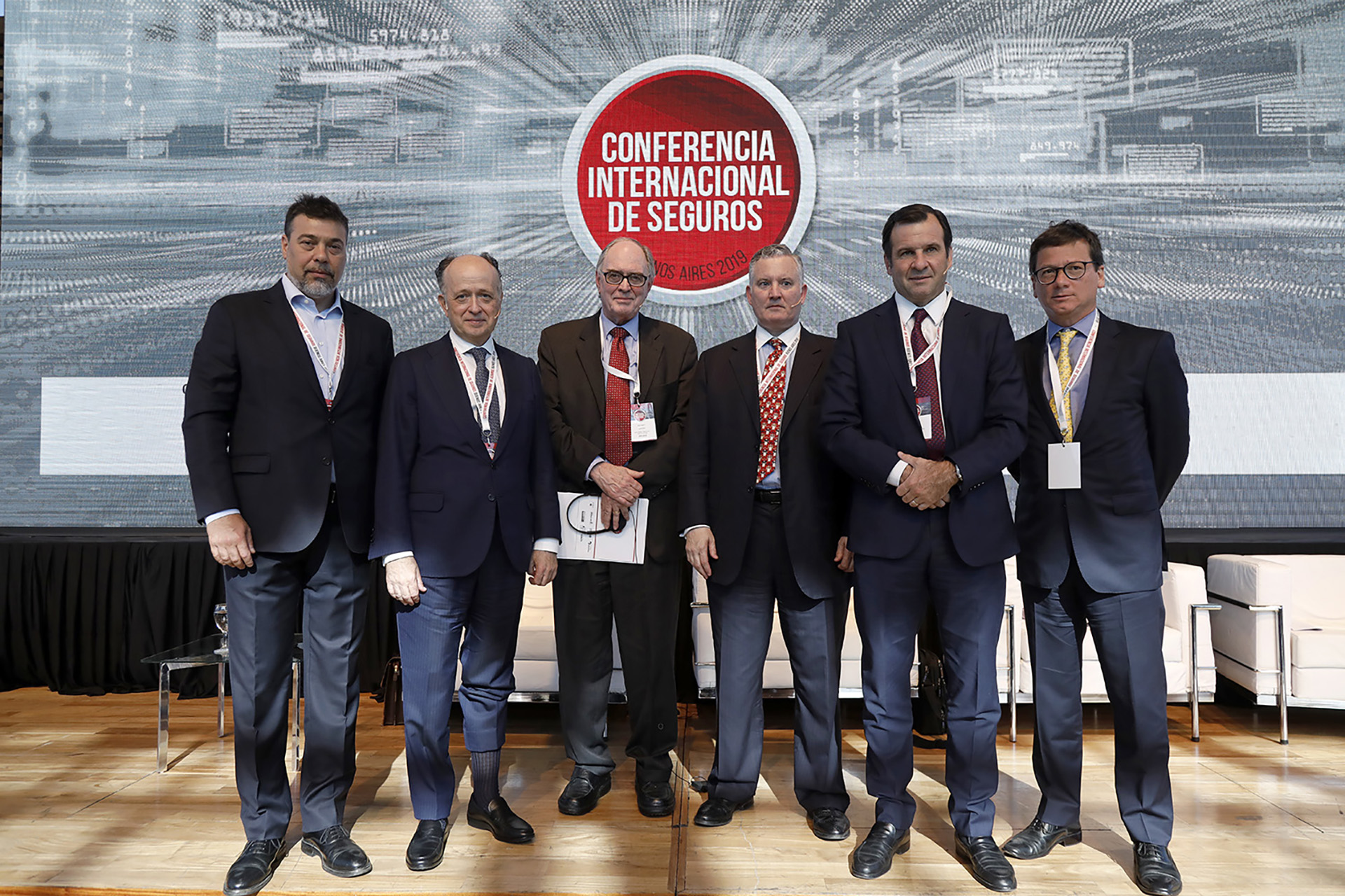 Darío Werthein, accionista del Grupo Werthein y vicepresidente de Experta Seguros; Eugenio Carlos Yurrita Goiburu, director ejecutivo BBVA Seguros SA de Seguros y Reaseguros, España; Rodney Lester, consultant non bank financial institutions and senior associate at CSIS, Estados Unidos; James Doona, managing director at Munich Re Capital Markets, Estados Unidos; Marcos Ayerra, presidente de la Comisión Nacional de Valores de la Argentina; y Gabriel Martino, CEO de HSBC Argentina