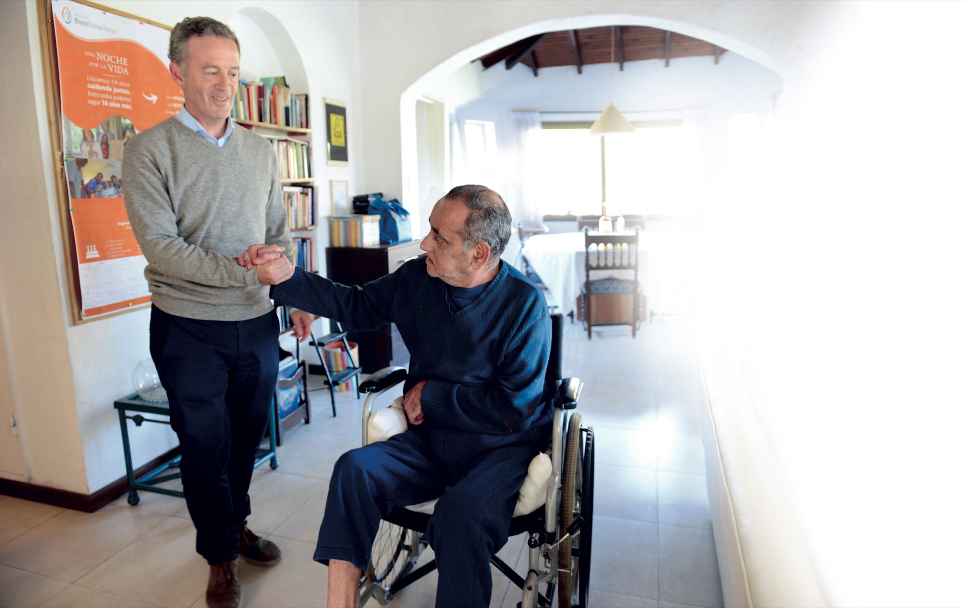 Matías Najún con Beto, uno de los huéspedes.
