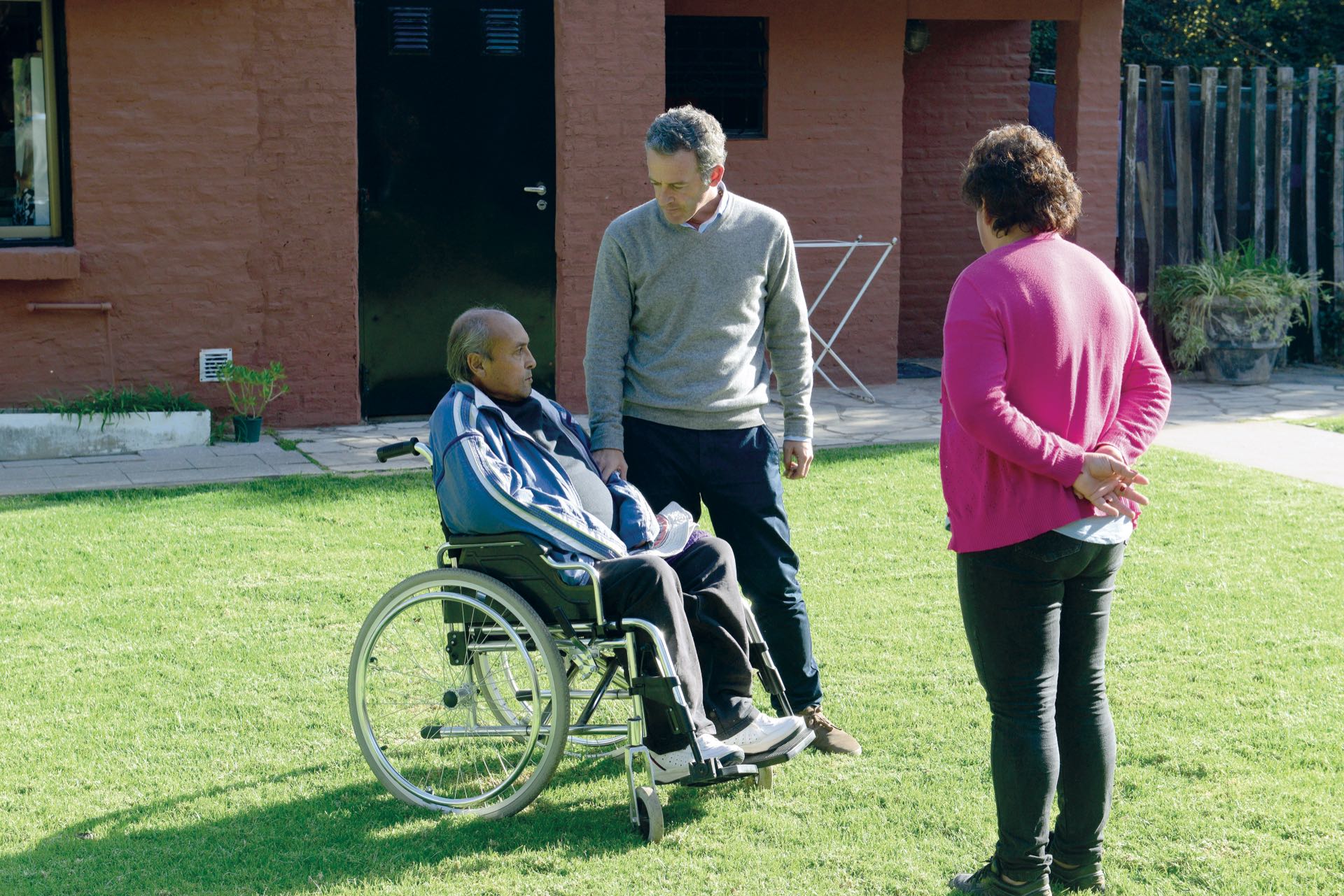 Voluntarios y profesionales tienen un trato muy cercano con los huéspedes y sus familiares.