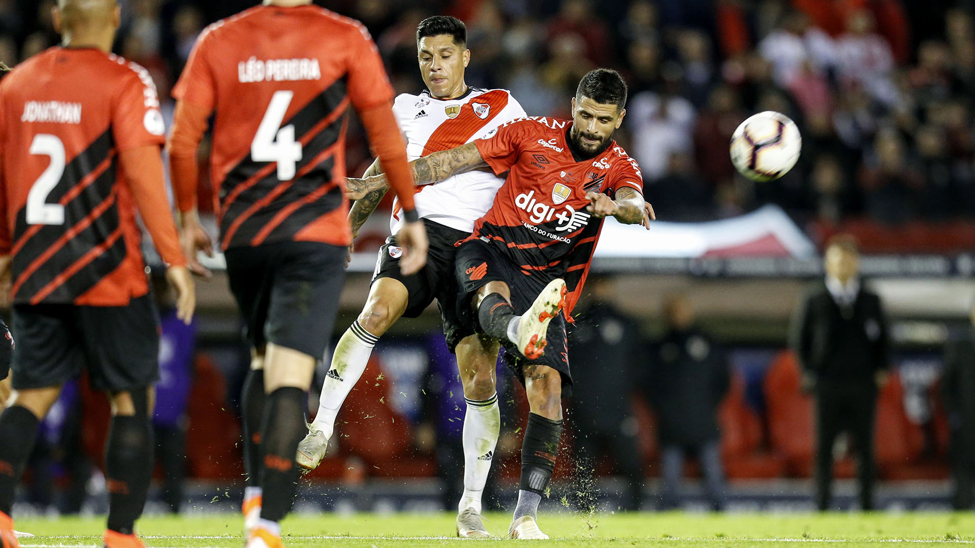 “Lucho” González rechaza ante la presión de Enzo Pérez. El ex futbolista de River tuvo una chance muy clara, que tapó Franco Armani en el primer tiempo (Foto: Nicolás Aboaf)