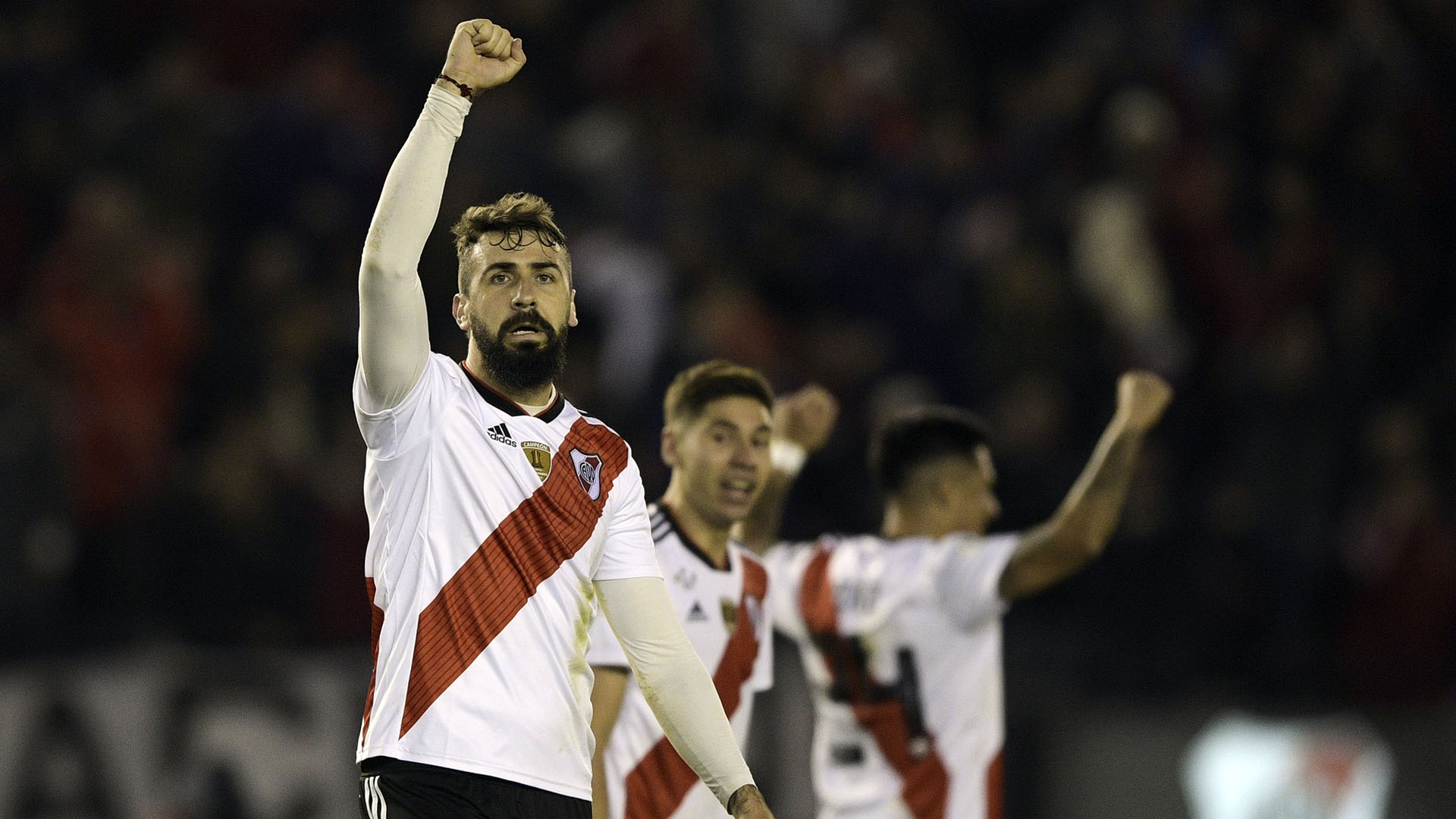 El festejo de Pratto en el 2-0, luego de una gran asistencia de Matías Suárez (Foto: JUAN MABROMATA / AFP)
