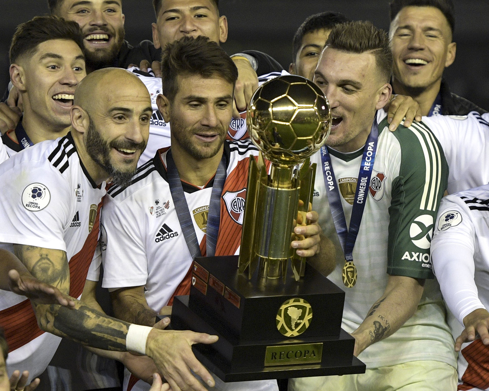 El plantel, enamorado de la Recopa en los festejos (Foto: JUAN MABROMATA / AFP)