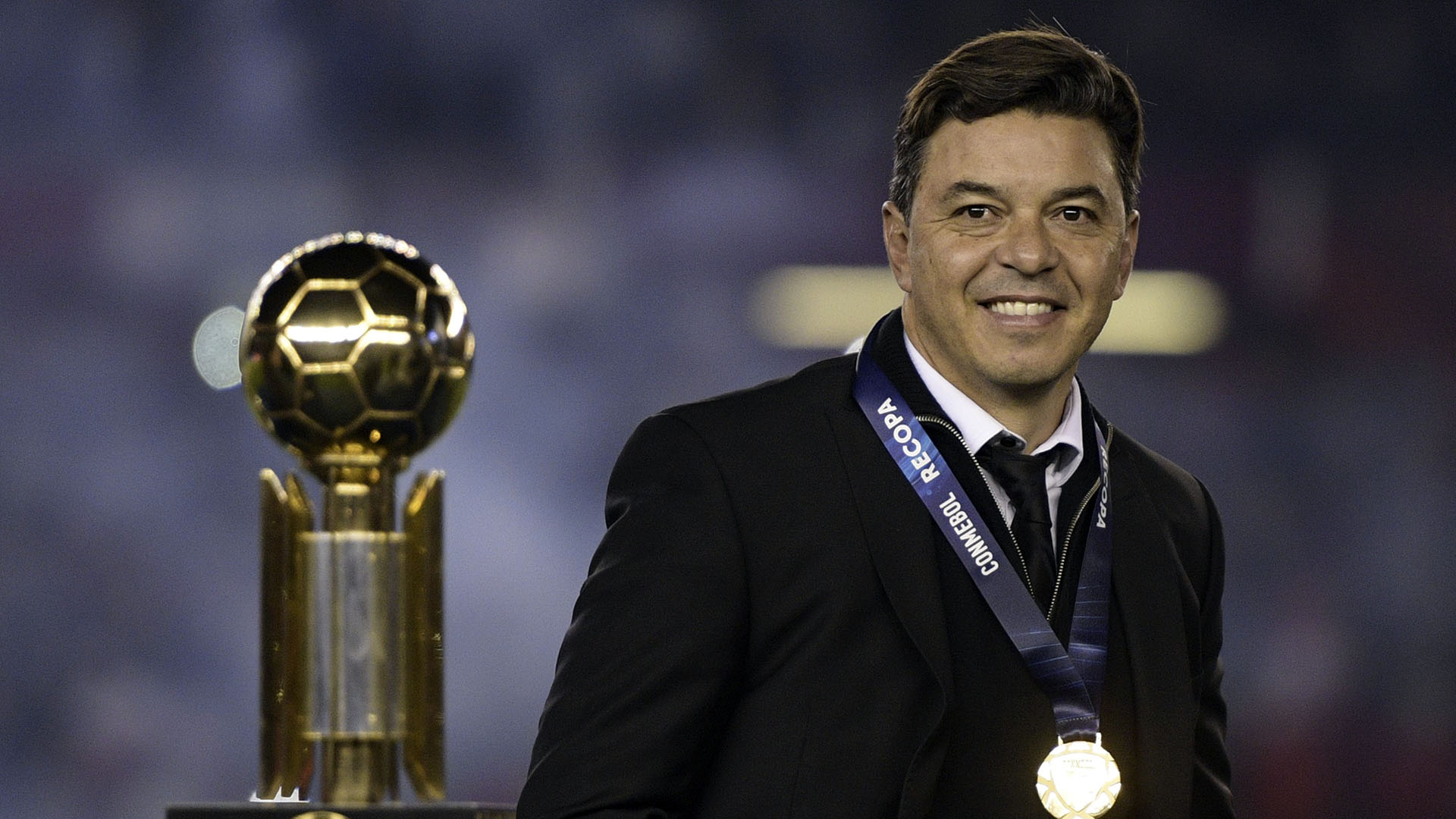 Gallardo y el trofeo. El DT se emocionó en los festejos (Foto: JUAN MABROMATA / AFP)