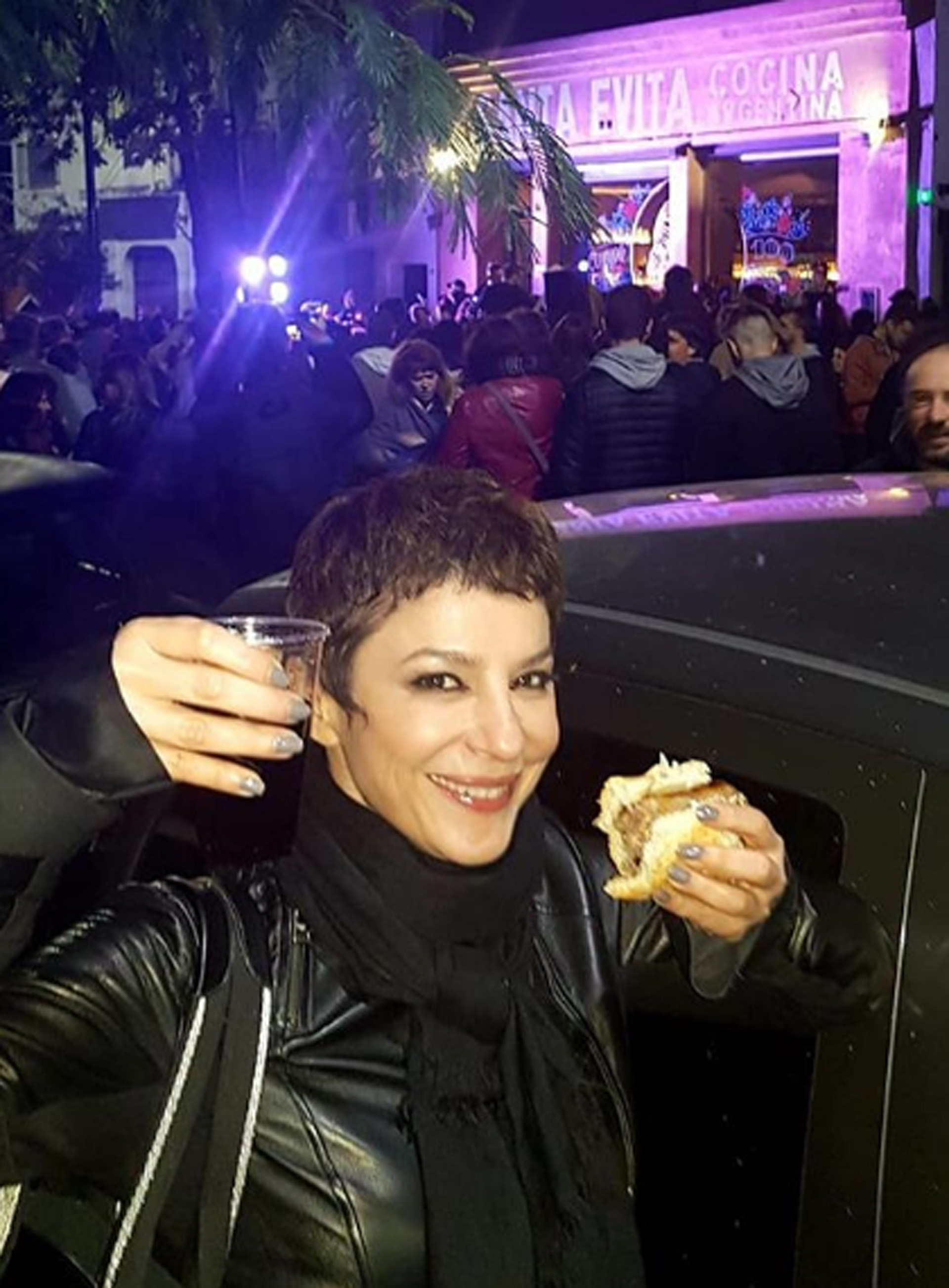 Carolina Papaleo: “En la calle, con chori y vino” (Instagram)