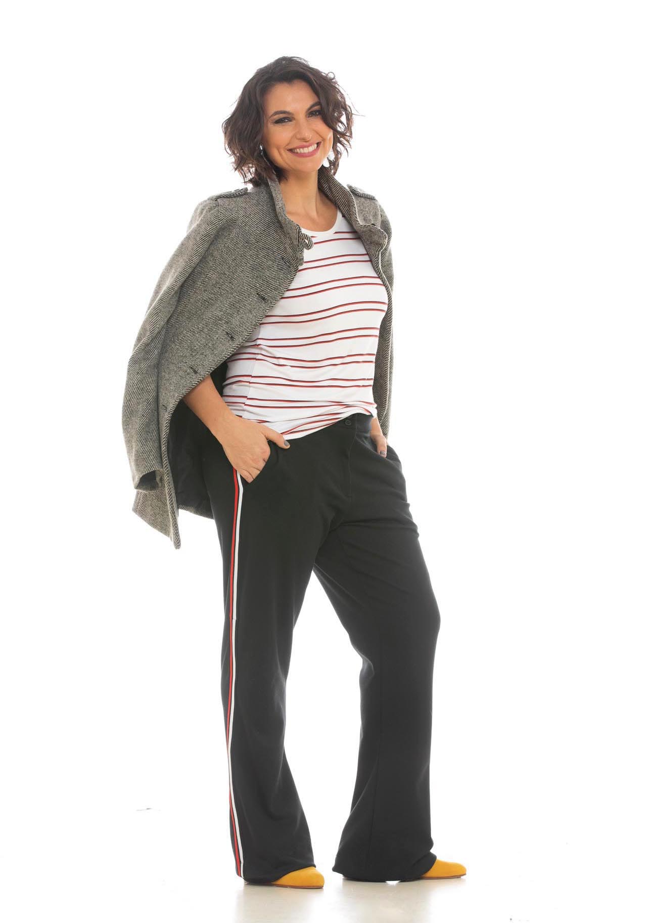 Sacón espigado, remera rayada, pantalón con franja lateral ($ 8.980, $ 1.799 y $ 3.200).