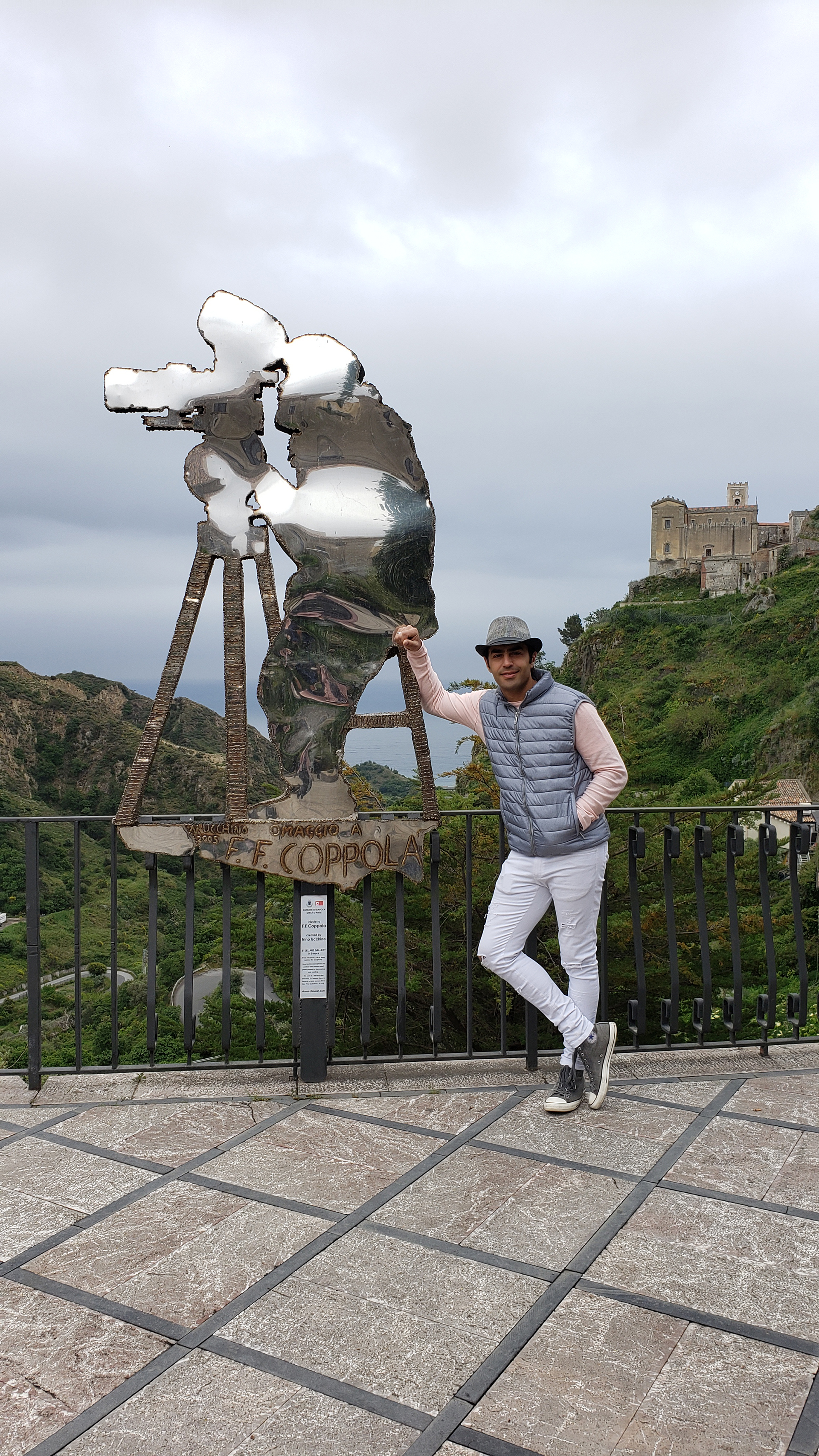 Alejandro Cupitó viajó a Taormina, Sicilia, el pueblito en donde se filmó “El Padrino”. Allí recorrió la Catedral, el mítico bar en donde se rodaron muchas de las escenas y posó con la escultura en honor al director del filme, Francis Ford Coppola