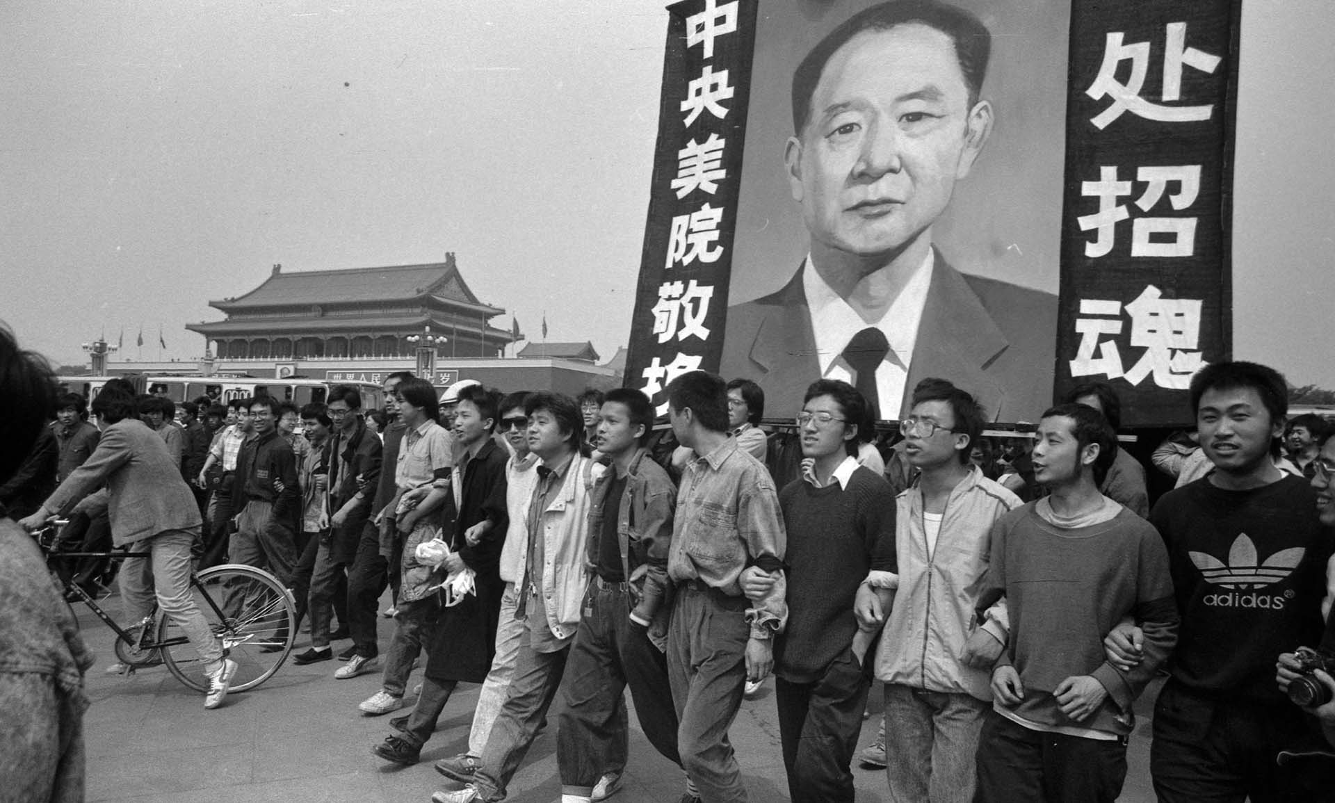 Jóvenes estudiantes reclamando una democratización del régimen chino (Jian Liu)