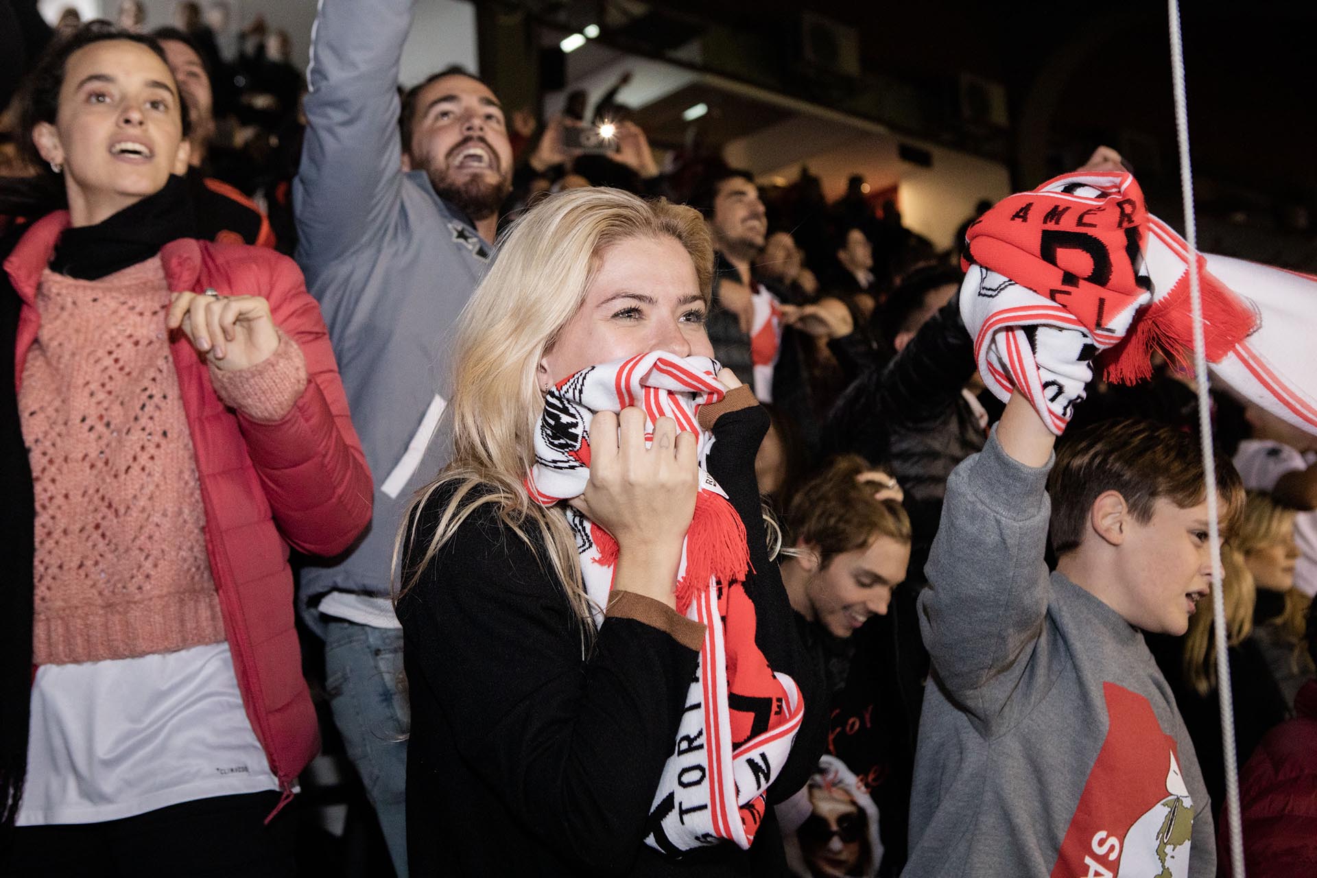 La “China” Suárez fue invitada por Qatar Airways al Estadio Momumental para ver el partido en el que River ganó la Recopa Sudamericana frente al Athlético Paranaense de Brasil. La actriz fue con el hijo de Benjamín Vicuña, su hermano y varios amigos (Foto: Grupo Mass+)
