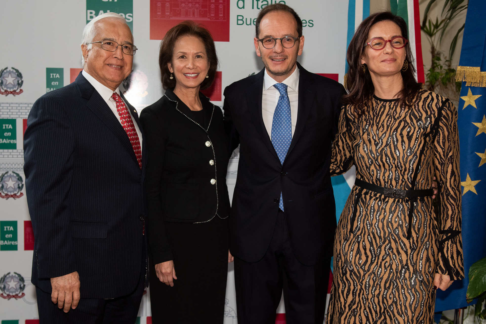 El embajador de los Estados Unidos en la Argentina, Edward Prado, y su mujer María junto a los embajadores italianos