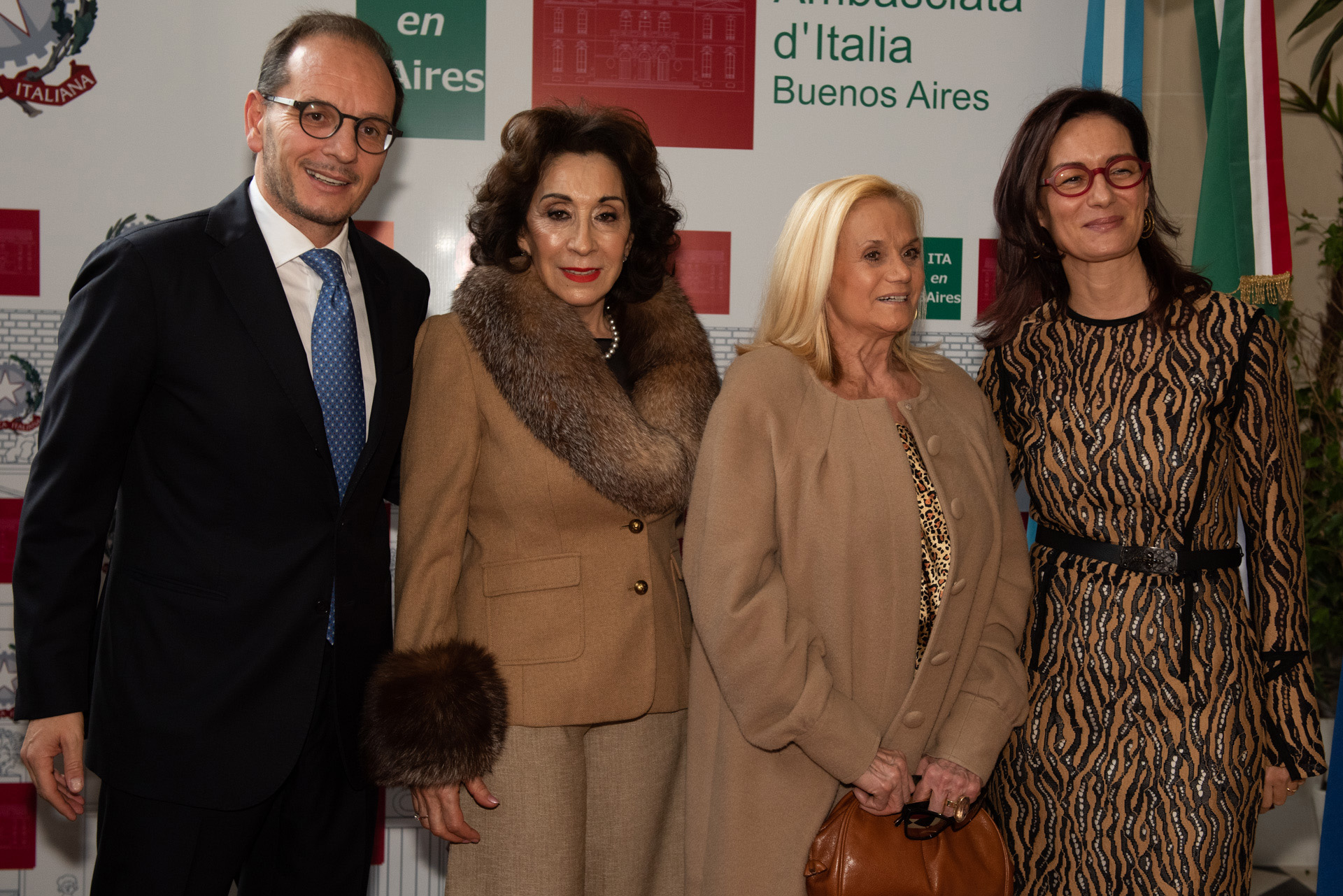 Los embajadores junto a Graciela Pérez Lastra y Elsa Serrano