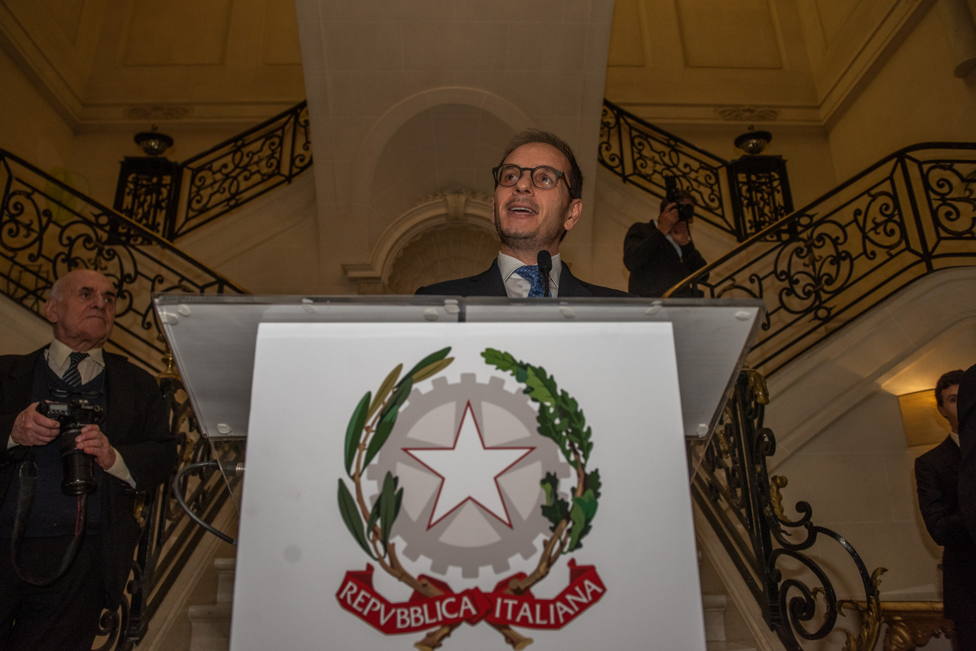 El embajador durante su discurso. 73 años de República italiana y 500 años de Leonado Da Vinci, genio italiano. Leonardo da Vinci, fallecido hace 500 años, reúne pasado, presente y futuro. Los festejos del 2 de junio, Día de la República Italiana, se realizan, este año, con especial dedicación a él. Consisten en un viaje por el arte, la tecnología del Made in Italy y la gastronomía para celebrar la vigencia del “In-genio italiano”