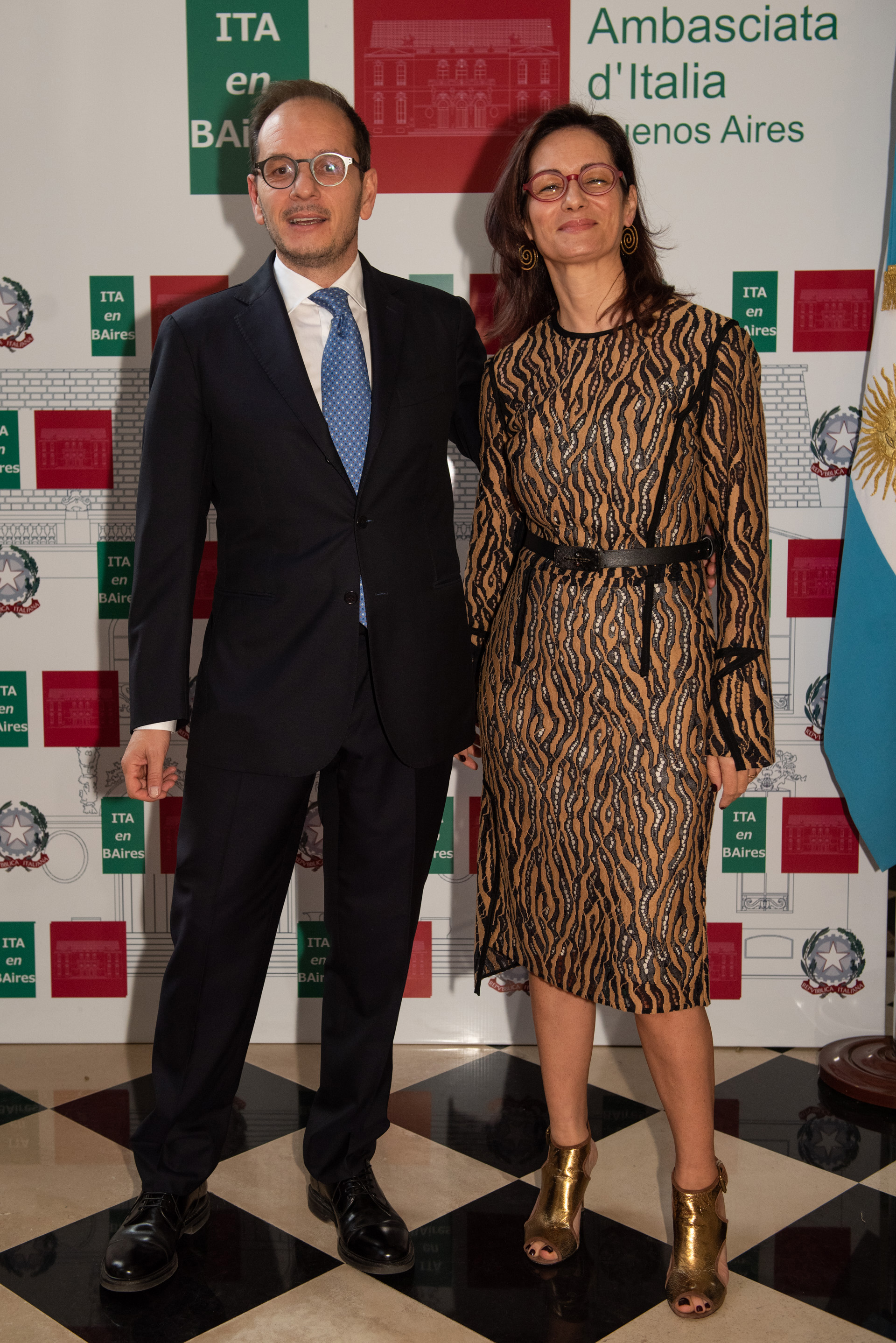 El embajador de Italia en la Argentina, Giuseppe Manzo, y su mujer Alma Hado dieron la bienvenida a cada uno de los invitados al festejo por el Aniversario del Día de la República Italiana