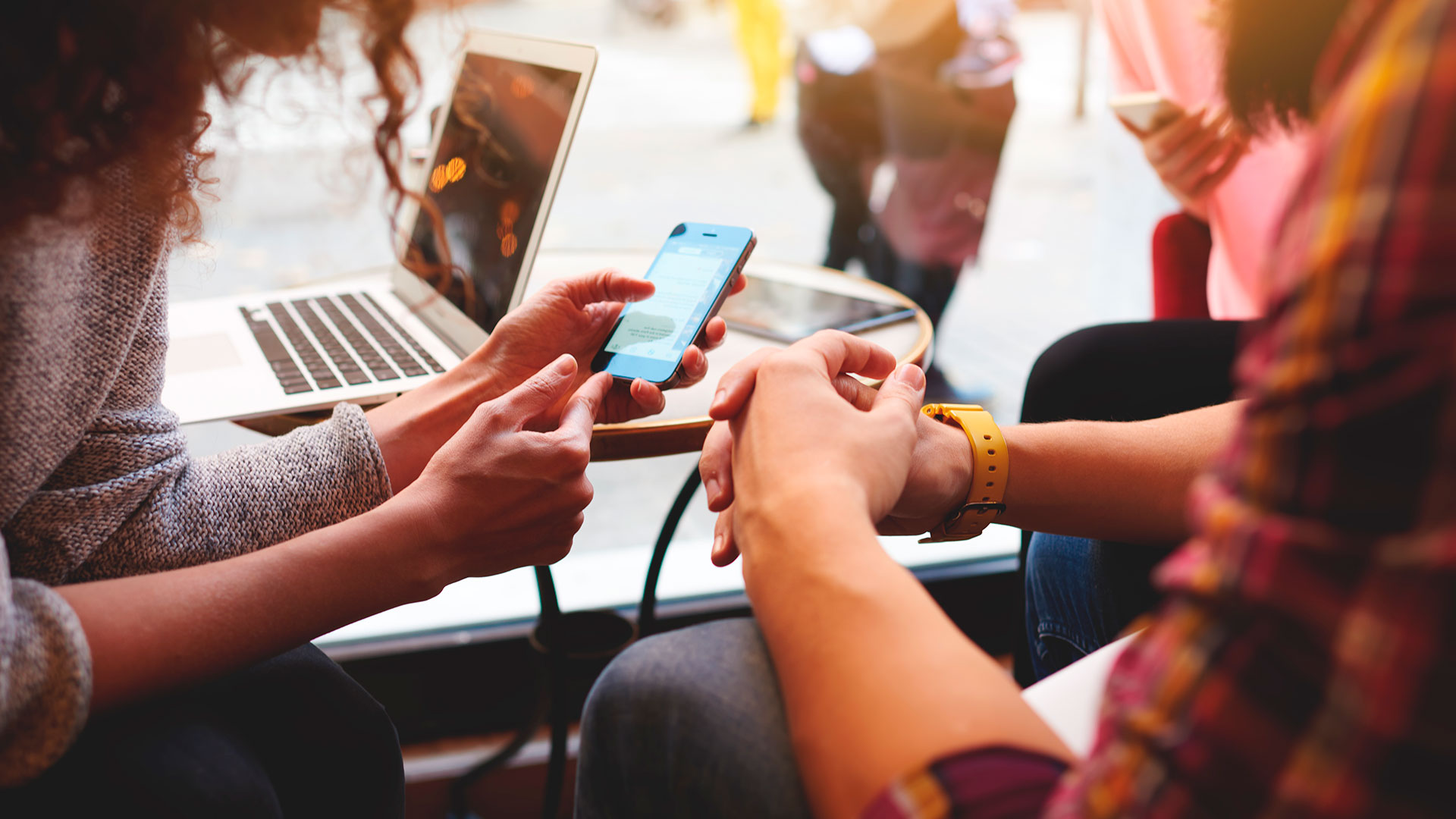 Muchos consumidores de noticias desarrollan sus propios mecanismos de verificación. (Shutterstock)