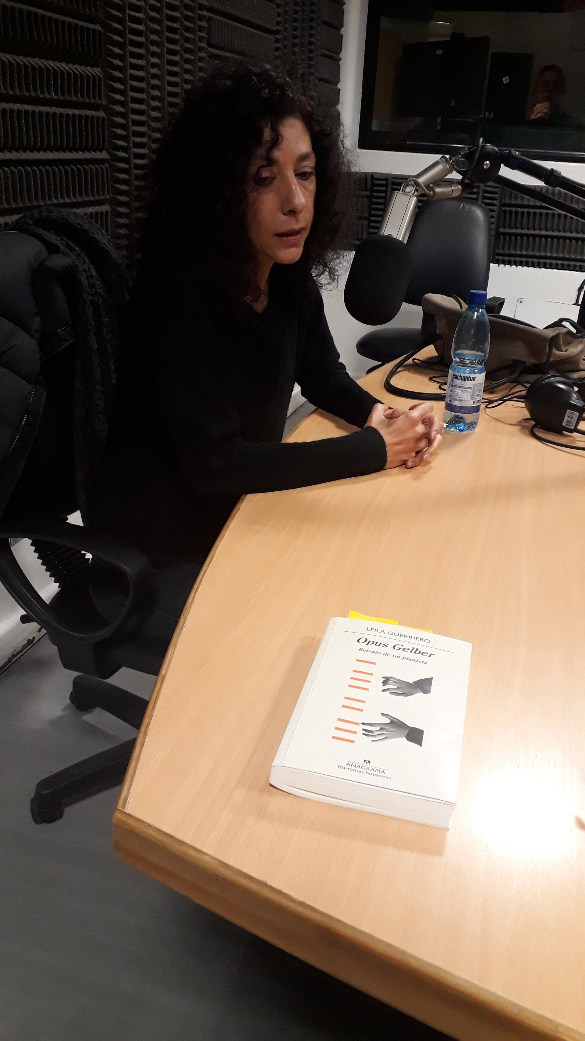 Leila Guerriero en los estudios de Radio Nacional