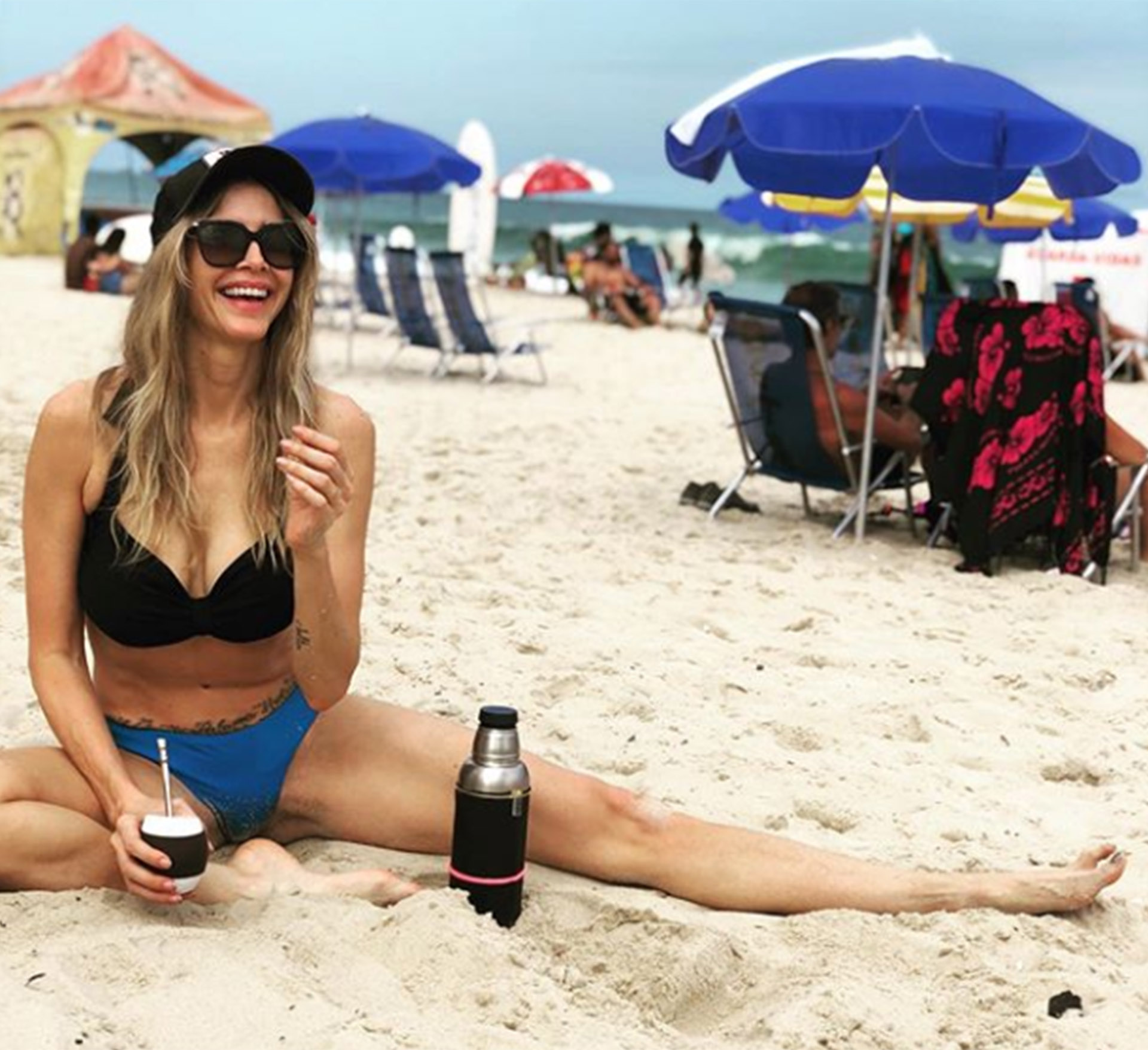 Guillermina Valdes, en las playas de Río de Janeiro, y una compañía infaltable: el mate. “Nuestro sello argentino, en cualquier lugar del mundo”, dijo. Viajó con su hijo Dante Ortega, de 18 años (Foto: Instagram)