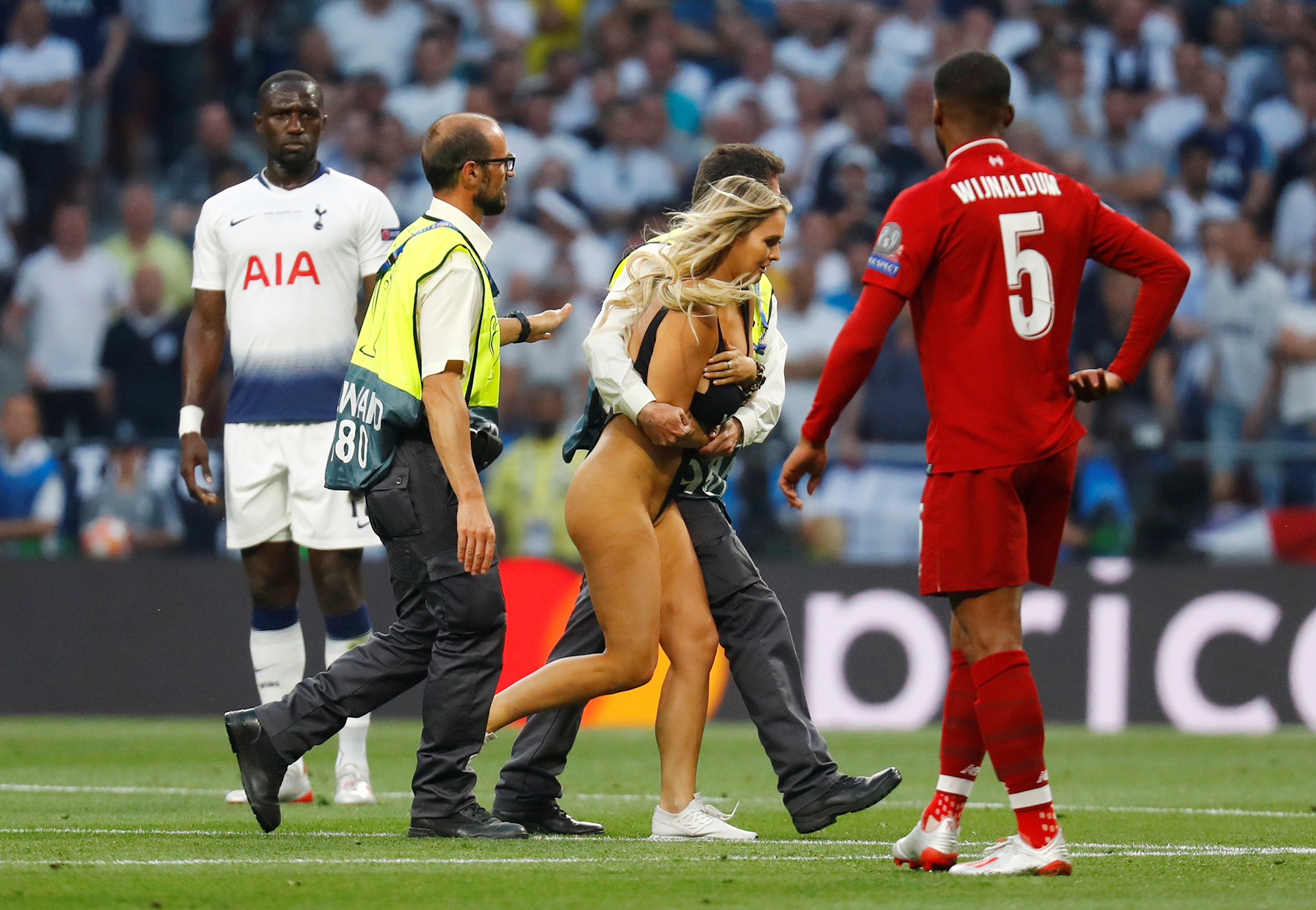 Kinsey Wolanski invadió el campo de juego del Wanda Metropolitano, donde se jugó la final de la Champions League (REUTERS)