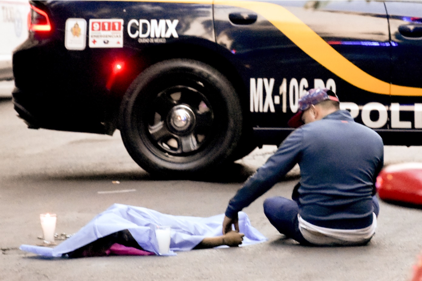 Al lugar acudieron agentes de primeros auxilios, sin embargo cuando llegaron sólo pudieron certificar su muerte. Su pareja acudió a su auxilio y pudo despedirse de ella con beso en los últimos minutos de su existencia Foto: Cuartoscuro