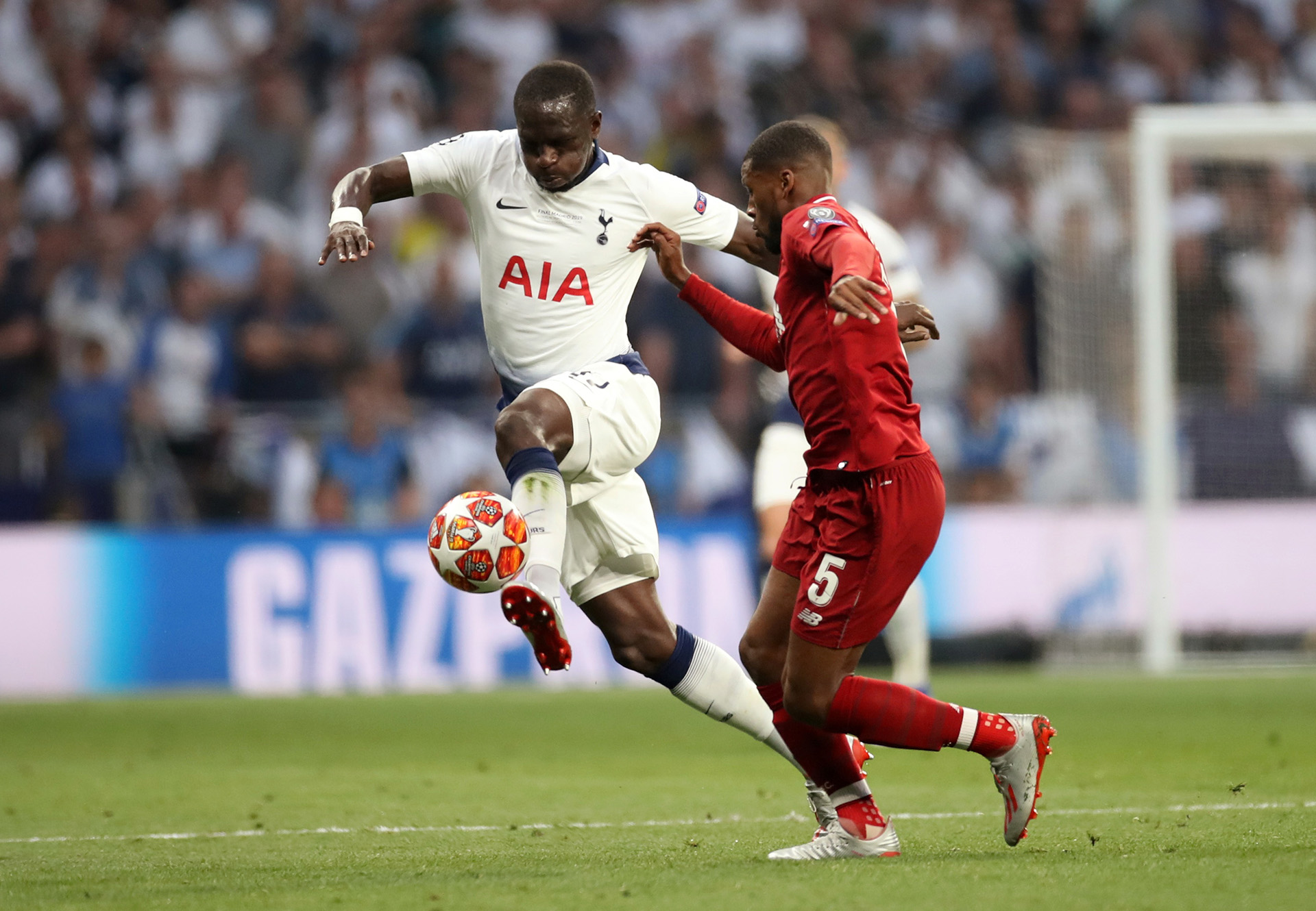 Moussa Sissoko pelea una pelota con Georginio Wijnaldum (REUTERS)