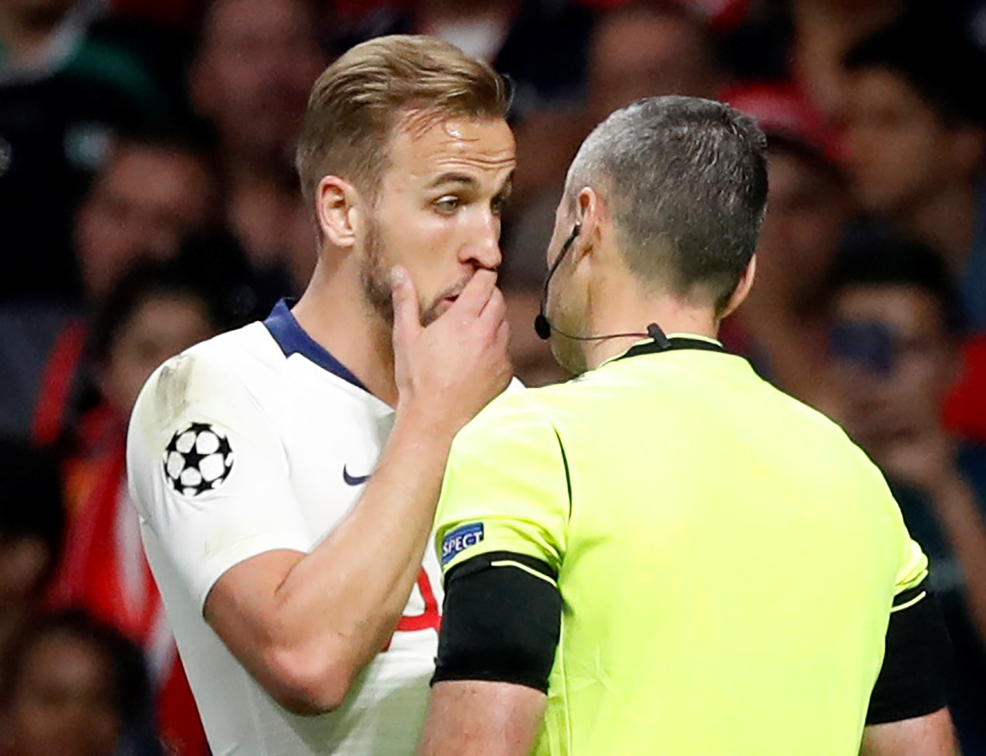 El delantero Harry Kane reclama al árbitro esloveno Damir Skomina (REUTERS)