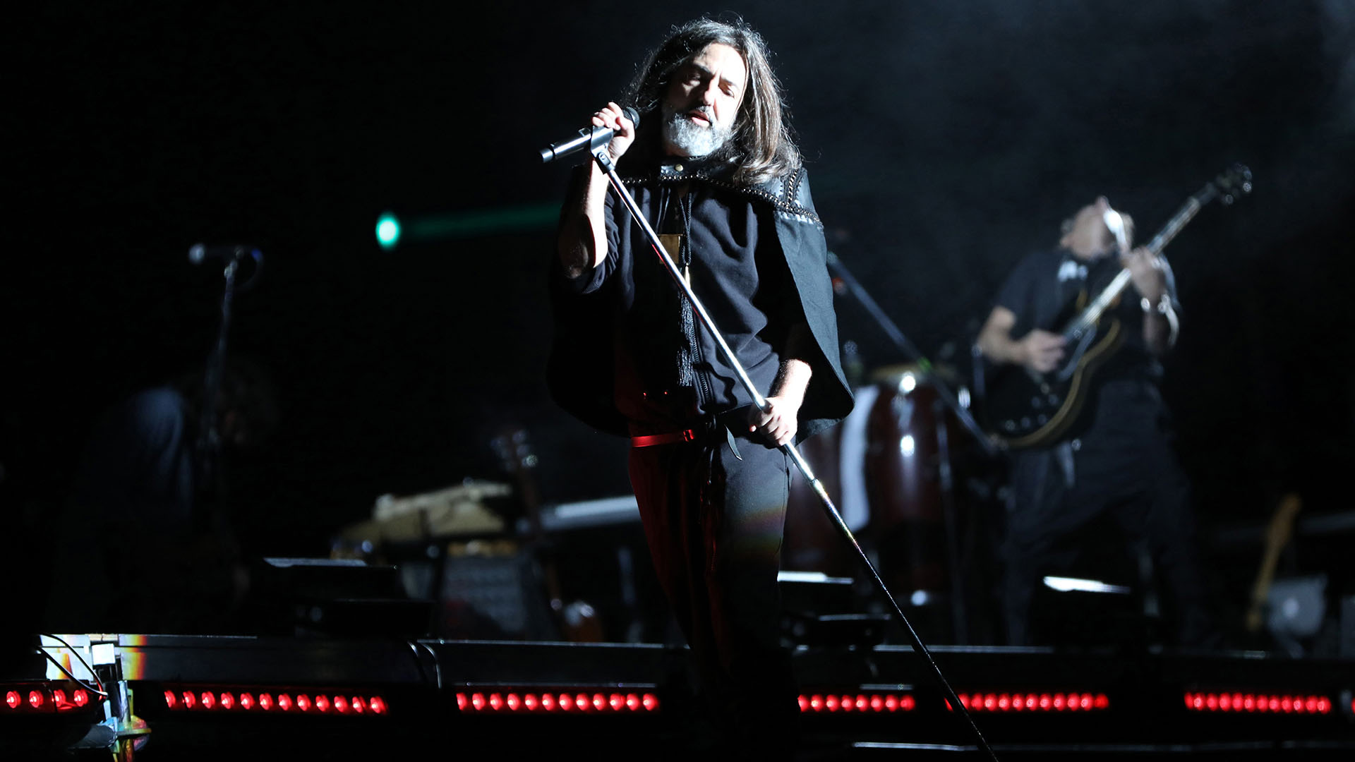 Dárgelos comenzó con los primeros versos de “Ingrediente”, canción del último disco, a la que continuaron “En privado”, “Bestia pequeña” y “Vampi”, en un comienzo un tanto liviano que no ayudaba para entrar en calor en la fría noche