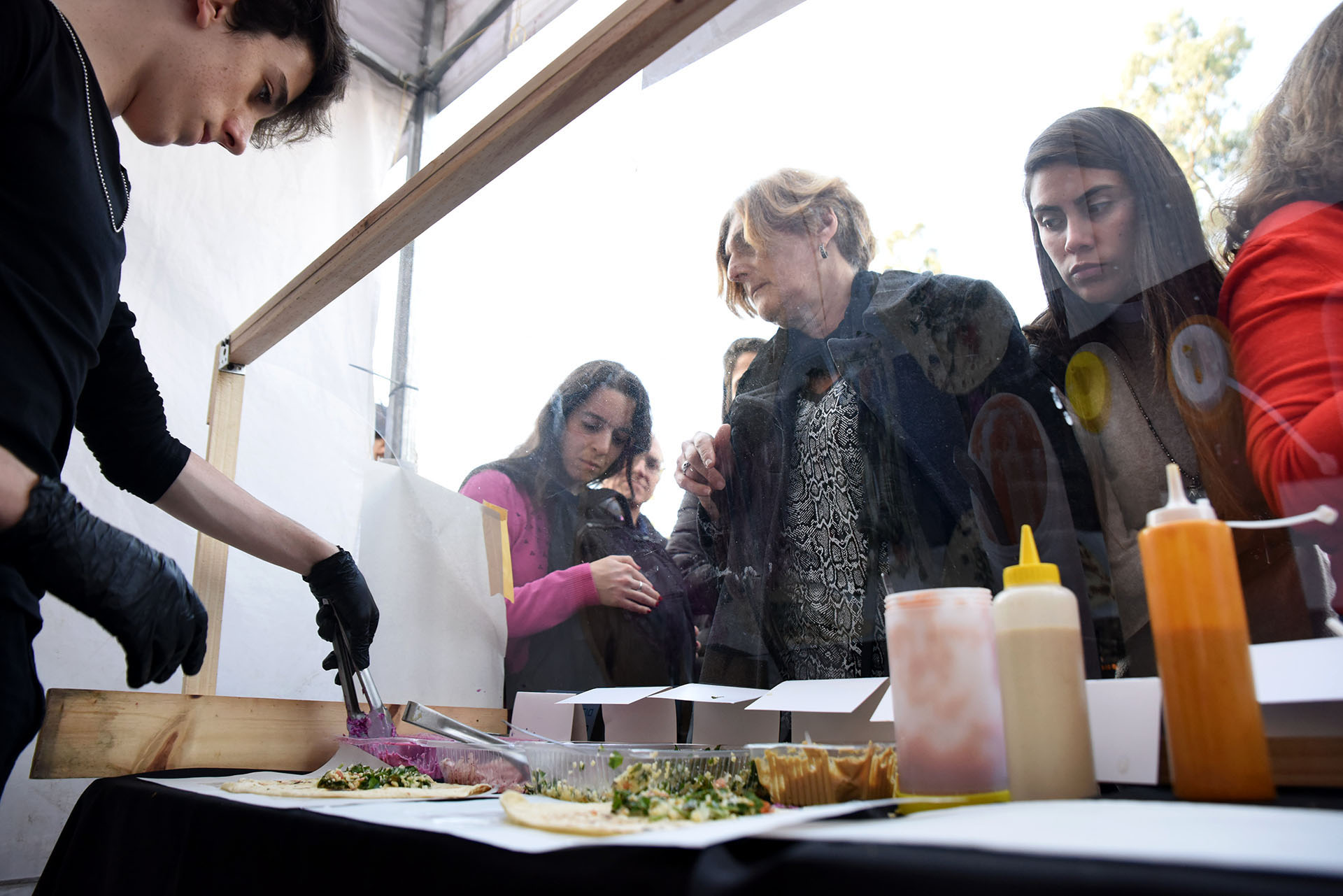 El público también disfrutó de una amplia oferta gastronómica, típica de Israel y del Medio Oriente: falafel, shawarma y hummus, entre otras delicias. La gente se agolpó a los puestos de comida para probar las comidas clásicas de la comunidad
