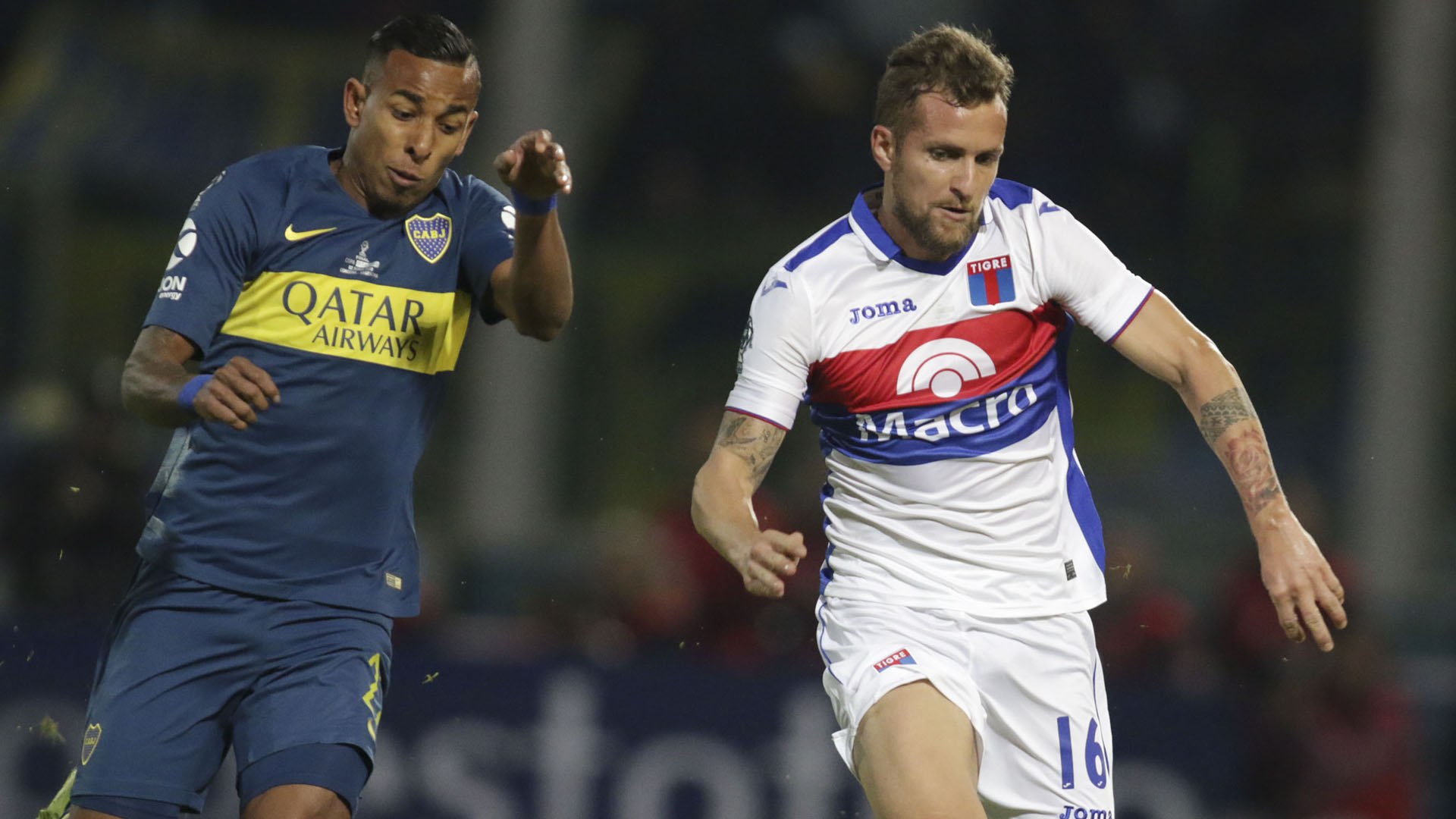Sebastián Villa y Nicolás Colazo pelean por la pelota (NA)