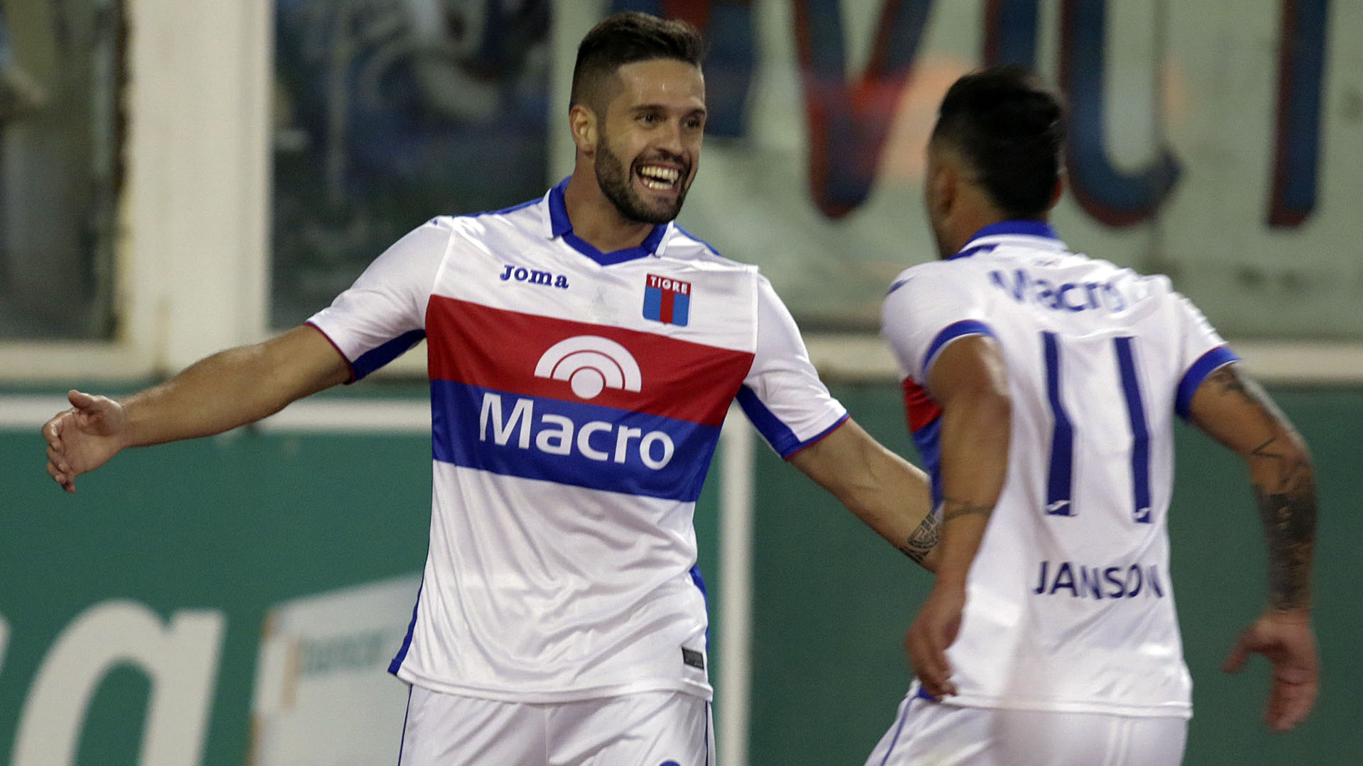 Federico González marcó el primer gol de Tigre, con complicidad del arquero Esteban Andrada (NA)