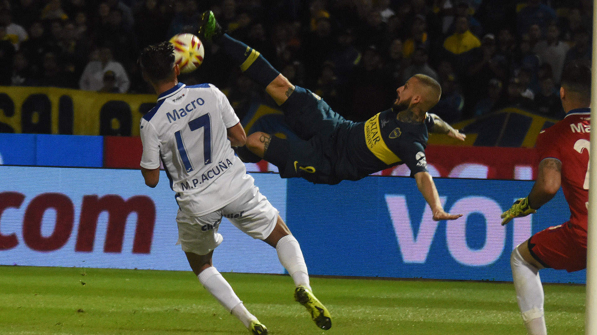 Darío Benedetto erra una tijera en una de las jugadas más claras para Boca (Télam)